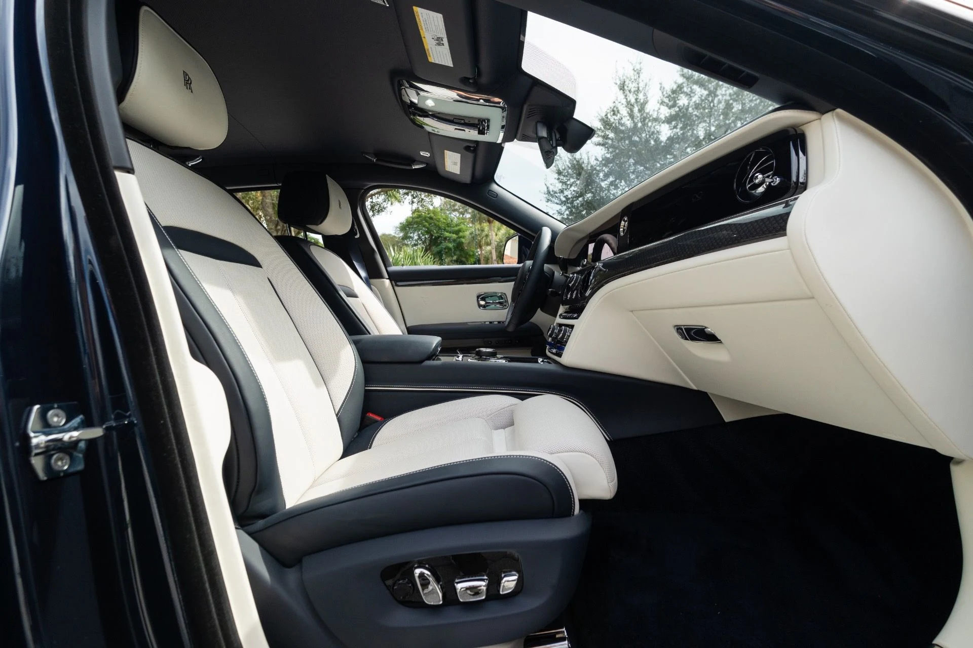 mph077_438355084_Used_2023_Rolls_Royce_Black_Badge_Ghost_1765569637_0f3e26b292