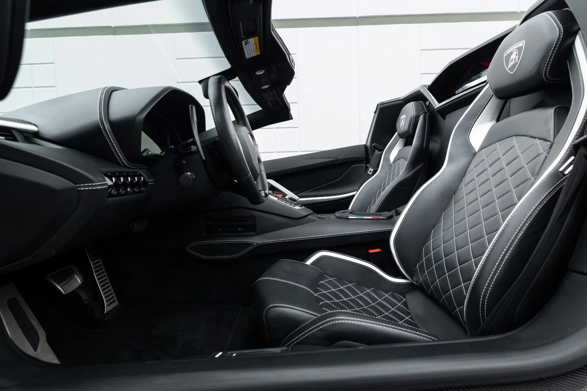 mph077_853878174_Used_2018_Lamborghini_Aventador_Roadster_LP_740_4_S_1770343007_4ad6215945