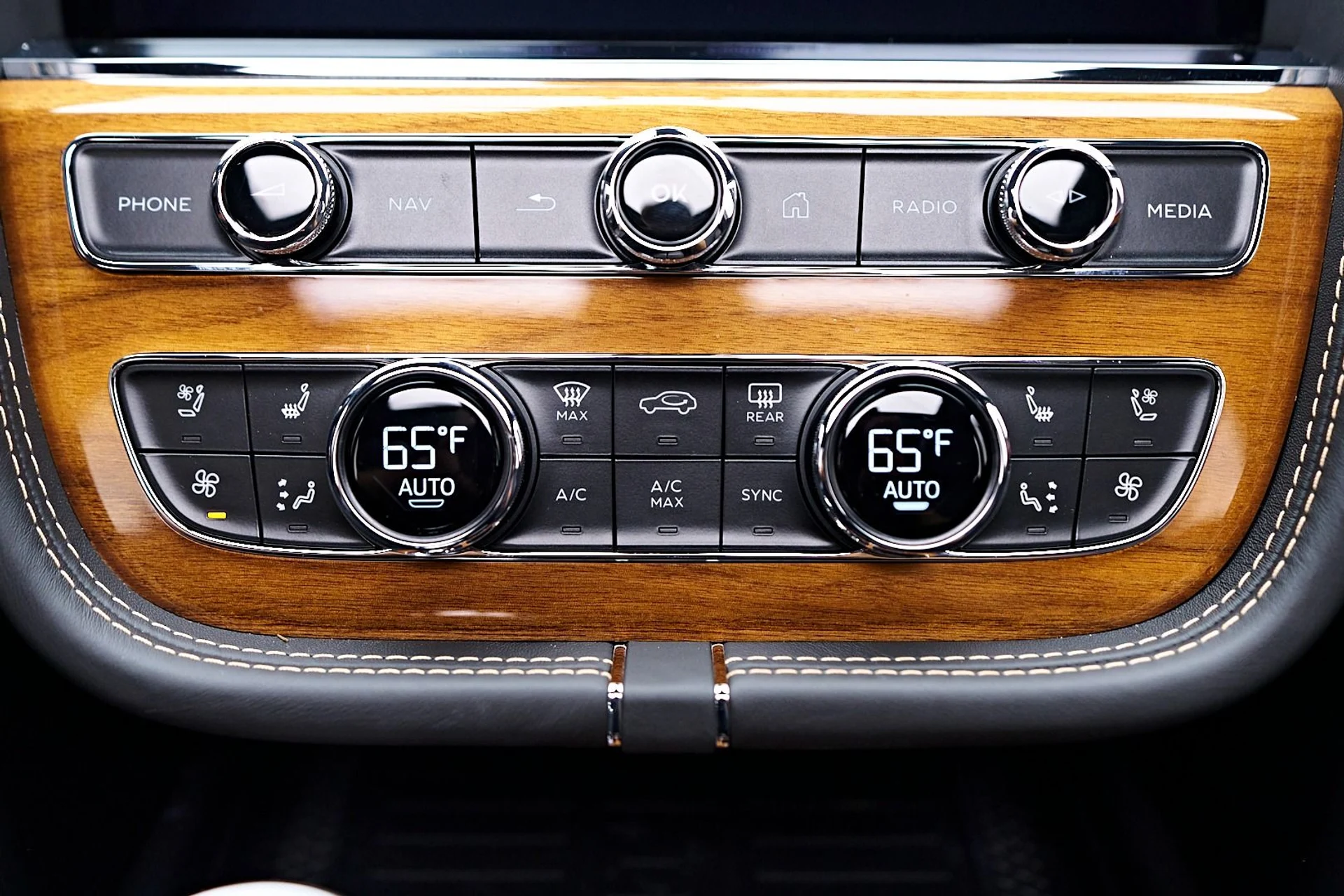 mph077_995287936_Used_2023_Bentley_Bentayga_EWB_Azure_1745273088_143b6832b7