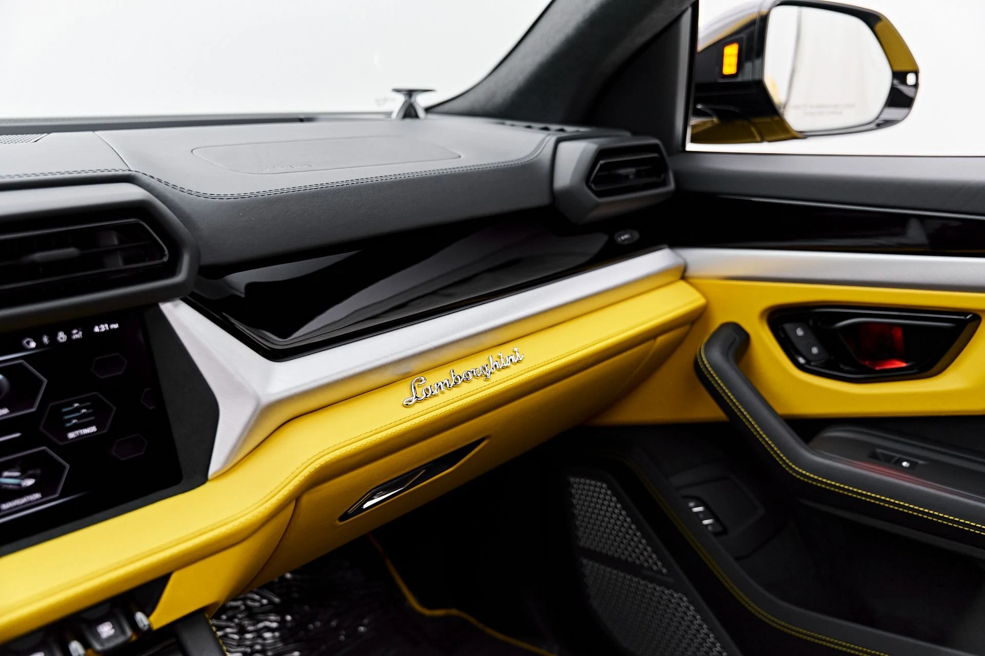 mph078_3455212458_Used_2025_Lamborghini_Urus_SE_1788049984_df46888a34