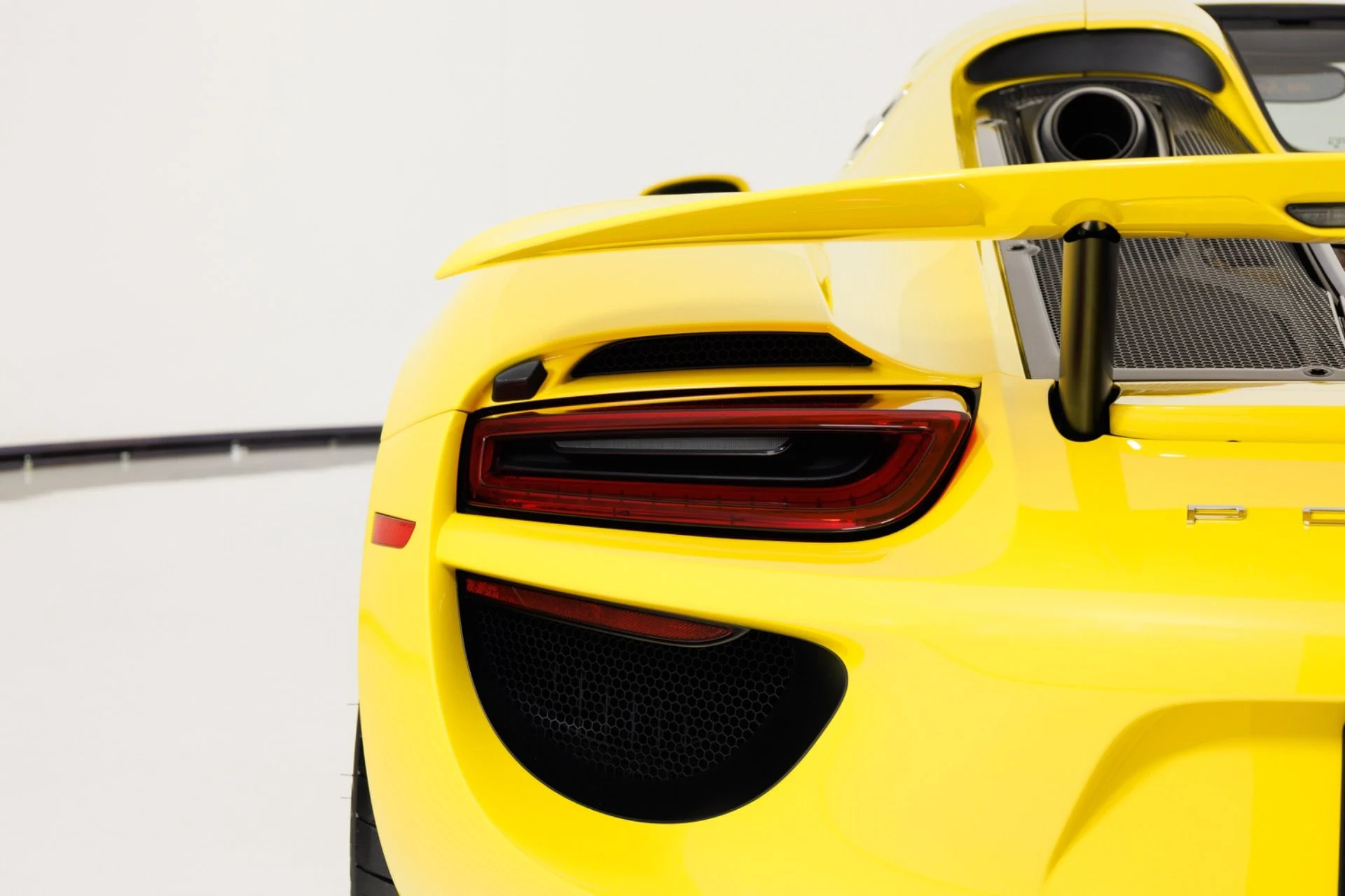 mph078_3590223092_Used_2015_Porsche_918_Spyder_1789427650_b617ee04d4