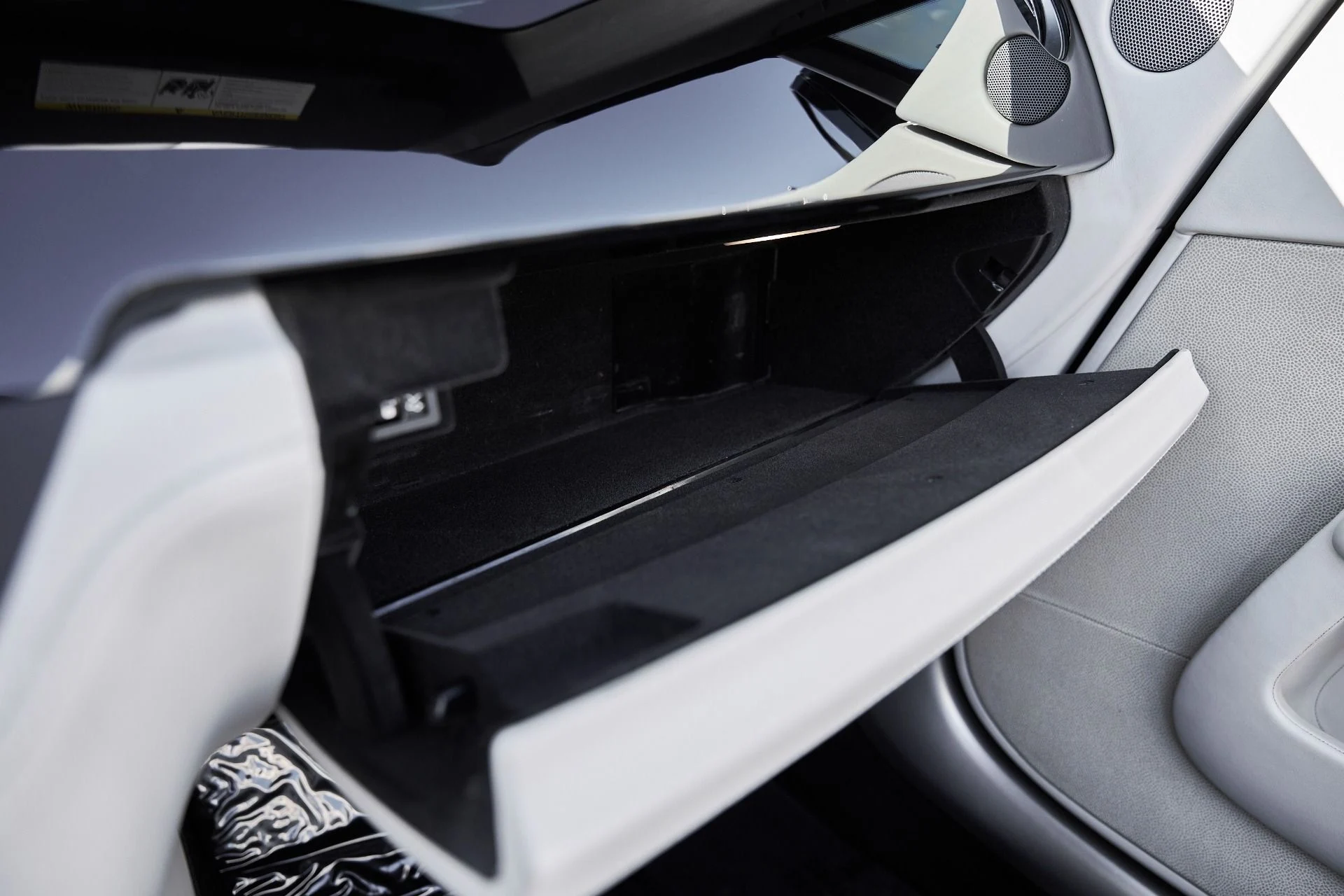 mph078_3723670844_Used_2016_Rolls_Royce_Dawn_Base_1770086810_23013b11b0