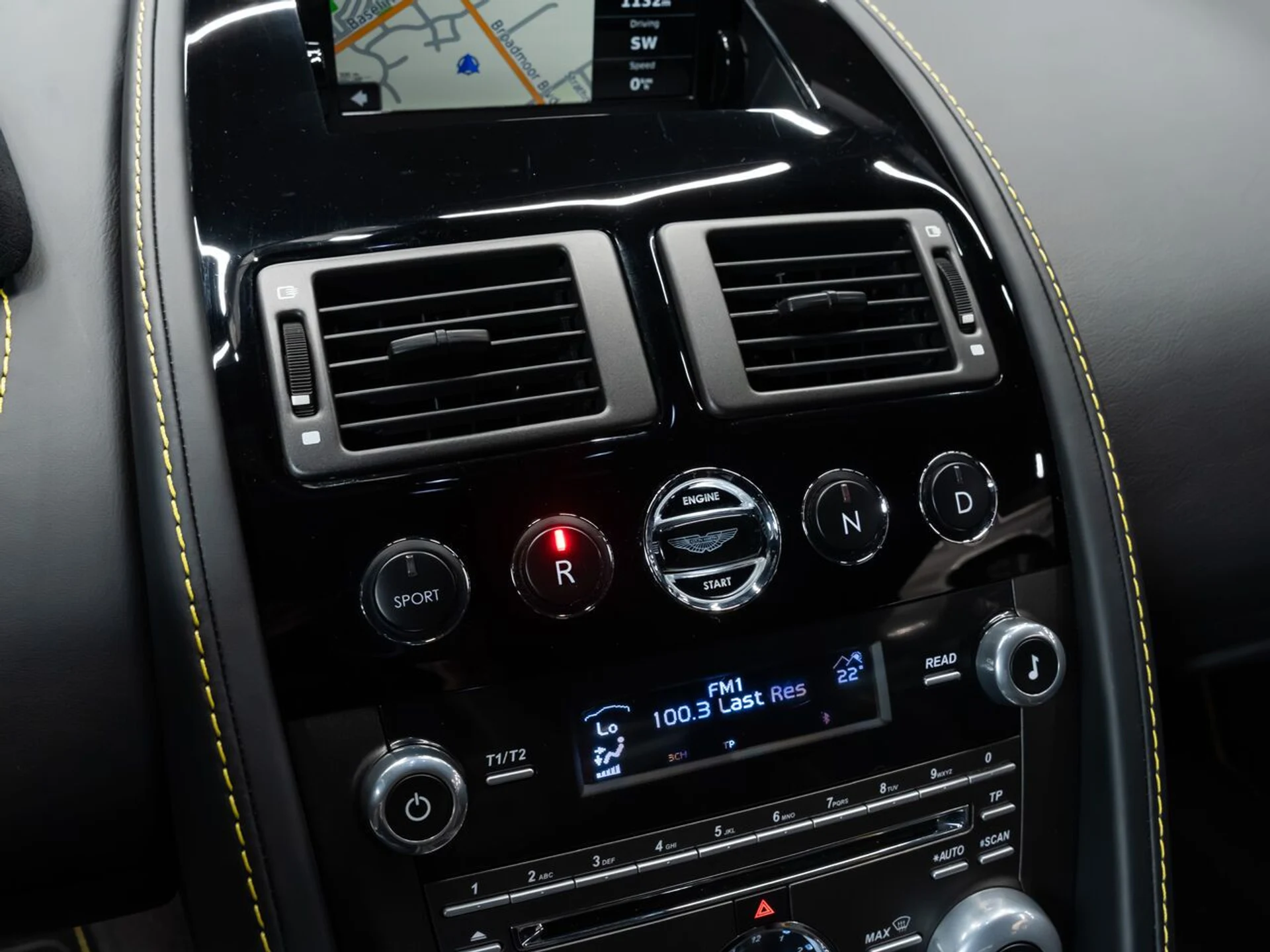 mph078_431445131_aston_martin_v8_vantage_2015_2fd091c085