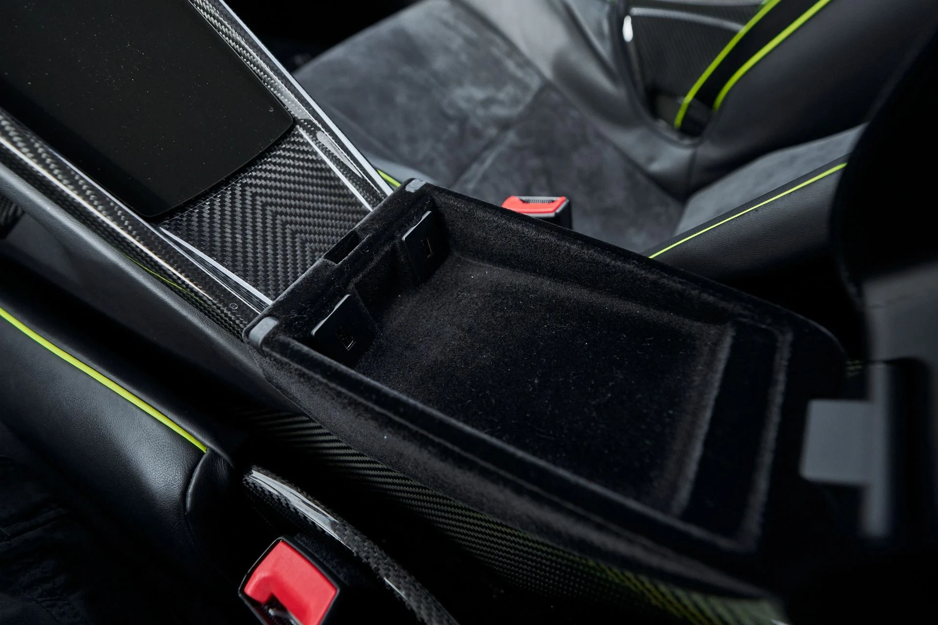 mph078_542627810_Used_2015_Porsche_918_Spyder_w_Weissach_Package_1764874366_fabe47d4b6