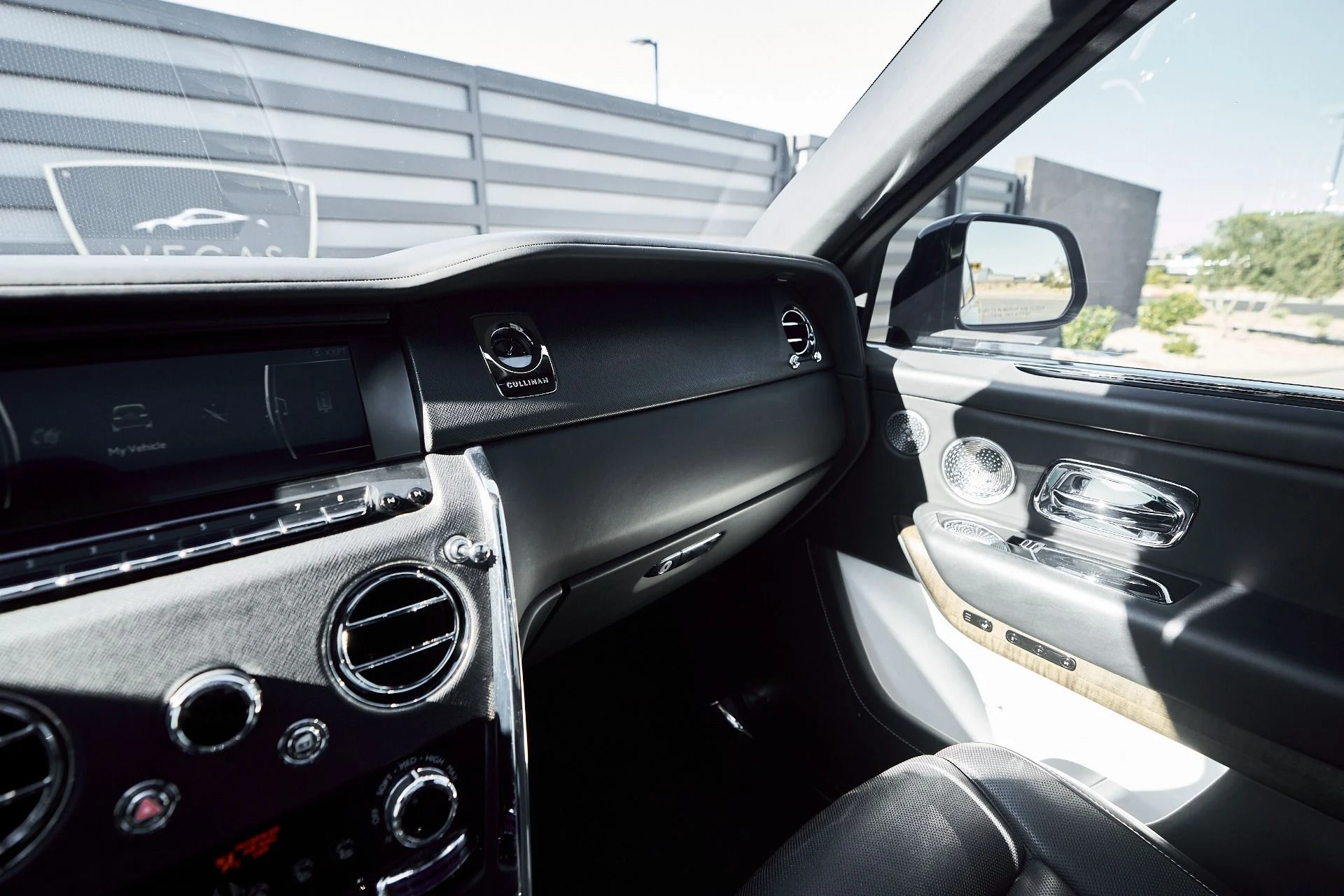 mph078_584274561_Used_2019_Rolls_Royce_Cullinan_Base_1764382793_3b7b3bcb23