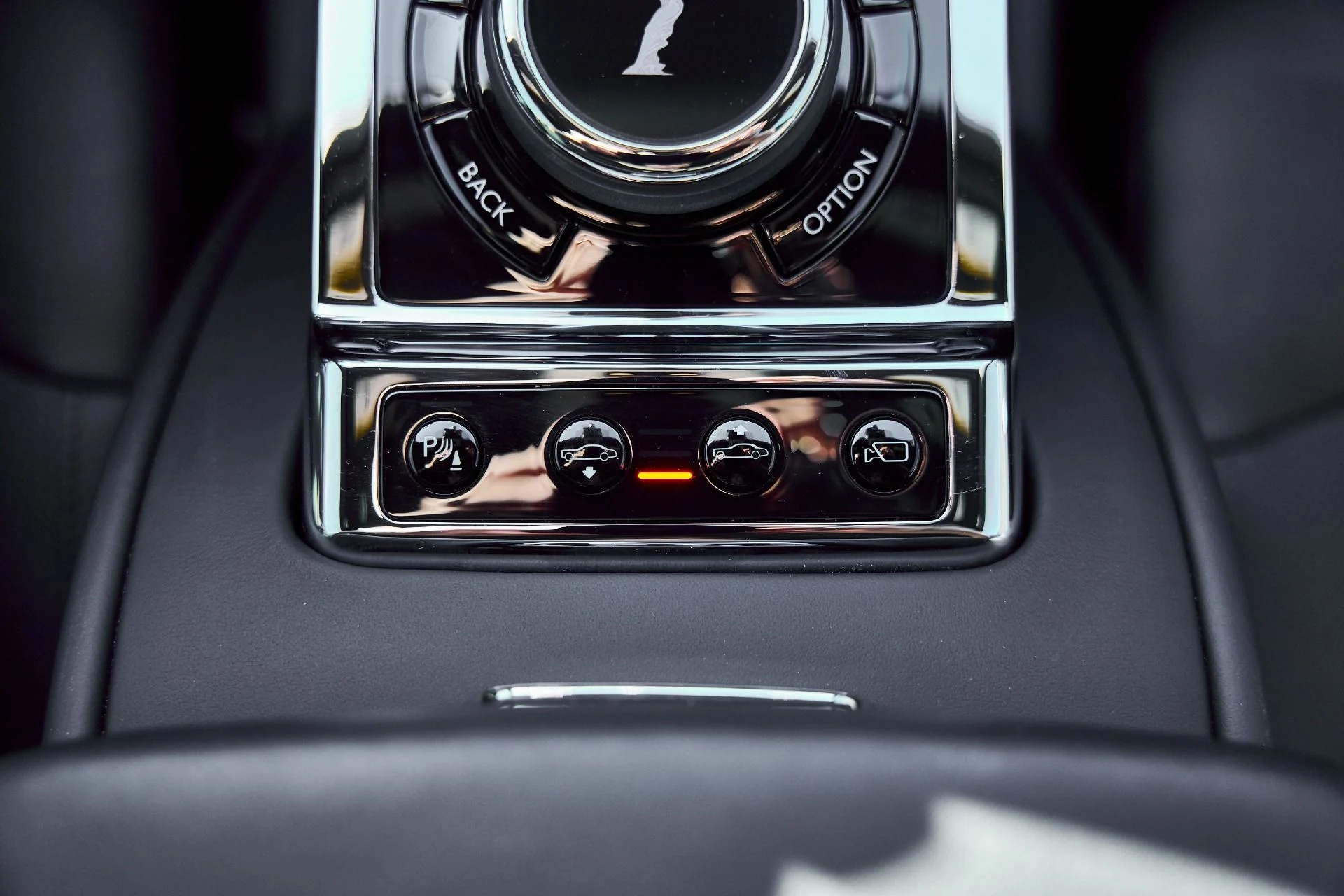 mph079_1872476744_Used_2024_Rolls_Royce_Phantom_Base_1770700172_6a5824996d