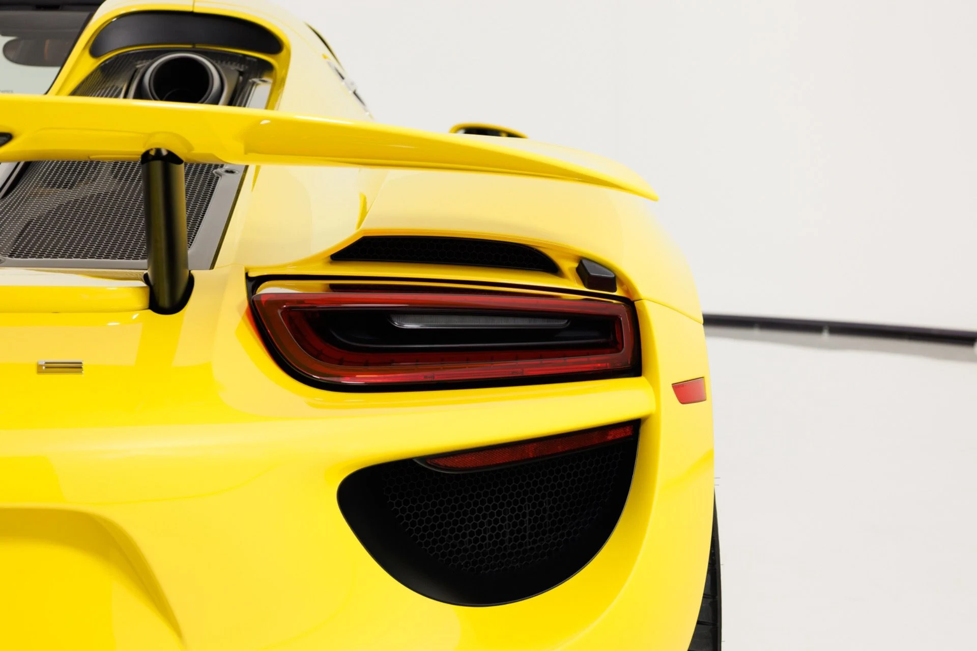 mph079_2490428312_Used_2015_Porsche_918_Spyder_1789427650_130ddb15ca