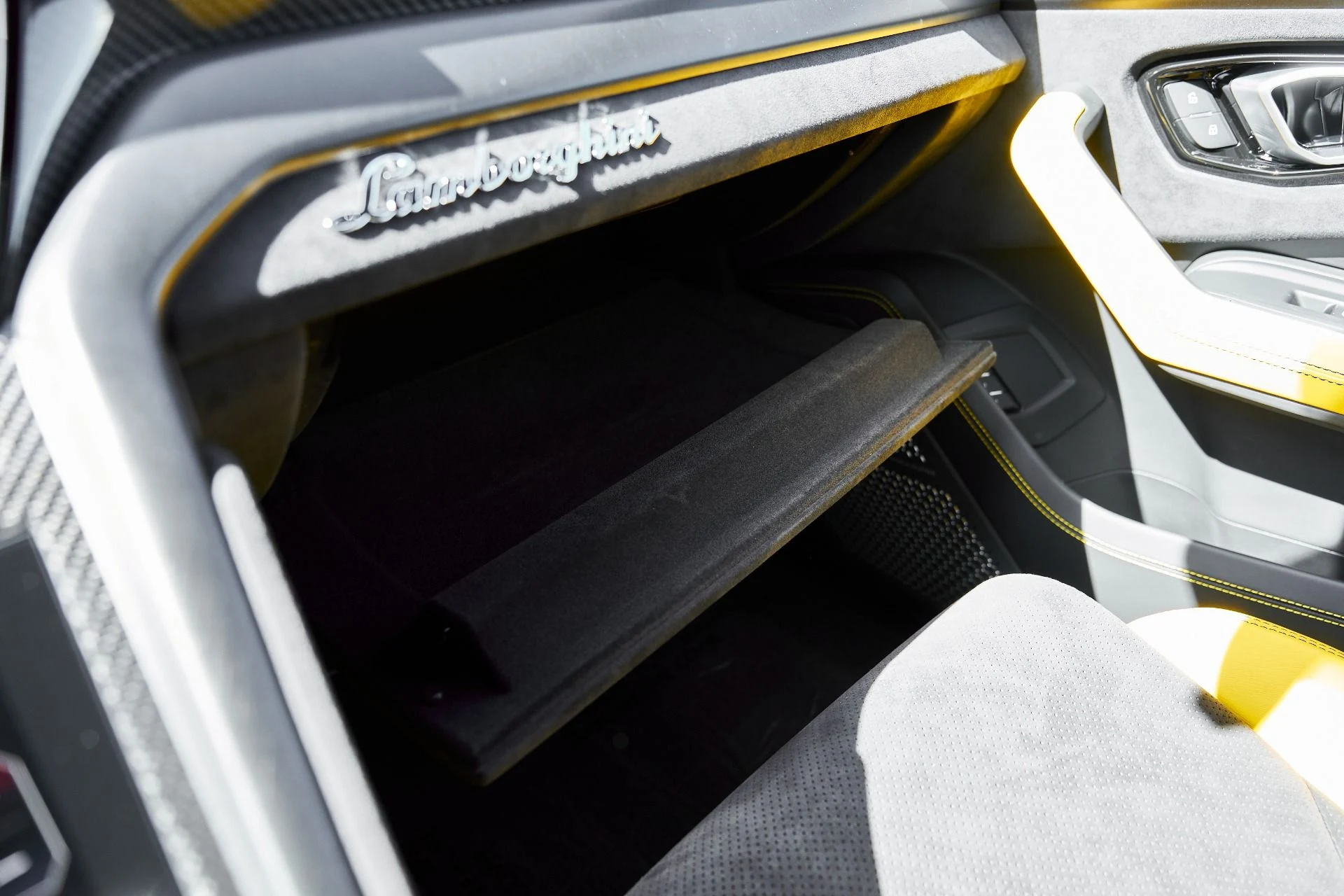 mph079_2689914163_Used_2021_Lamborghini_Urus_Pearl_Capsule_1772843615_69d2ab475e