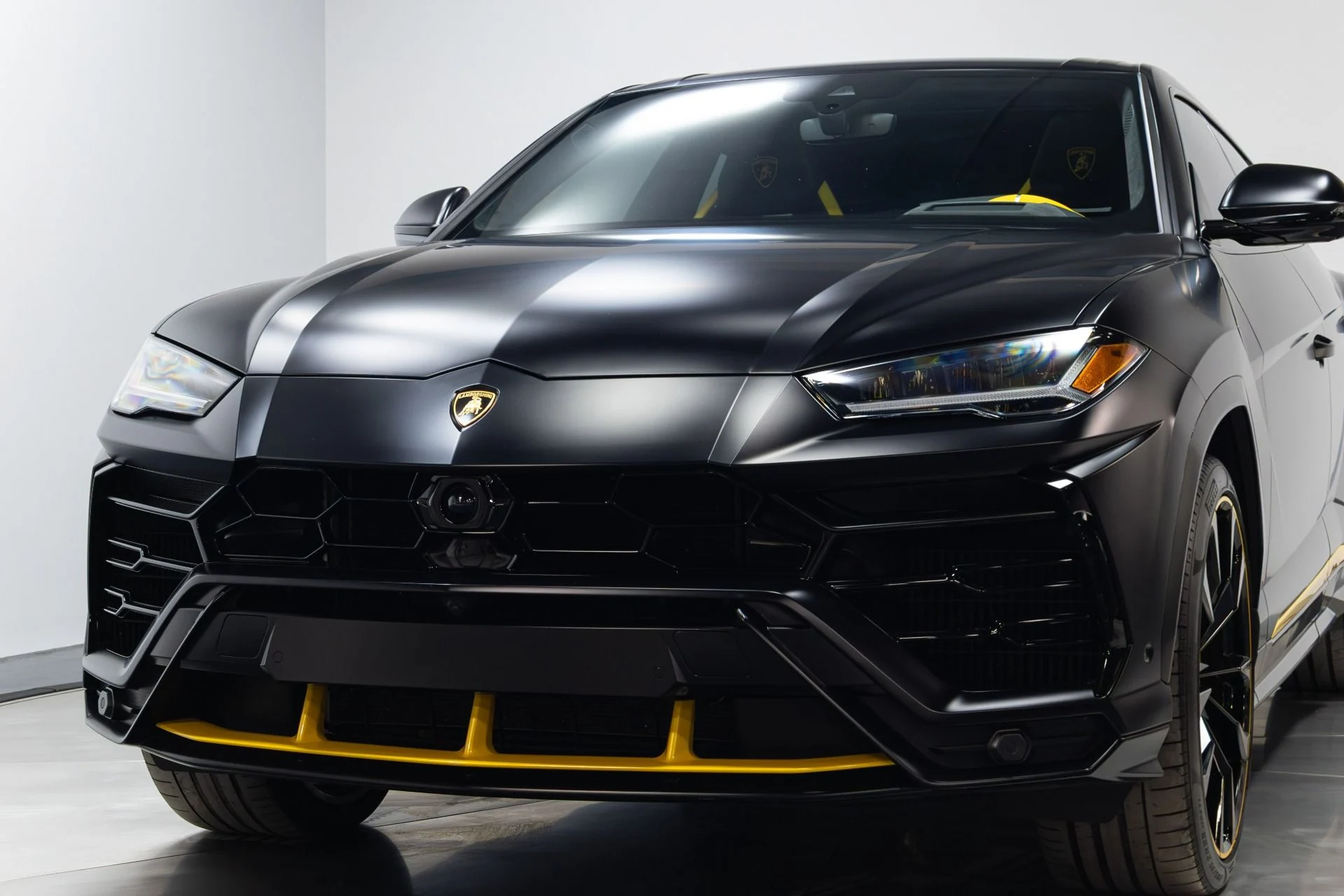 mph079_293386389_Used_2022_Lamborghini_Urus_Graphite_Capsule_1775757245_8b3a8e9d83