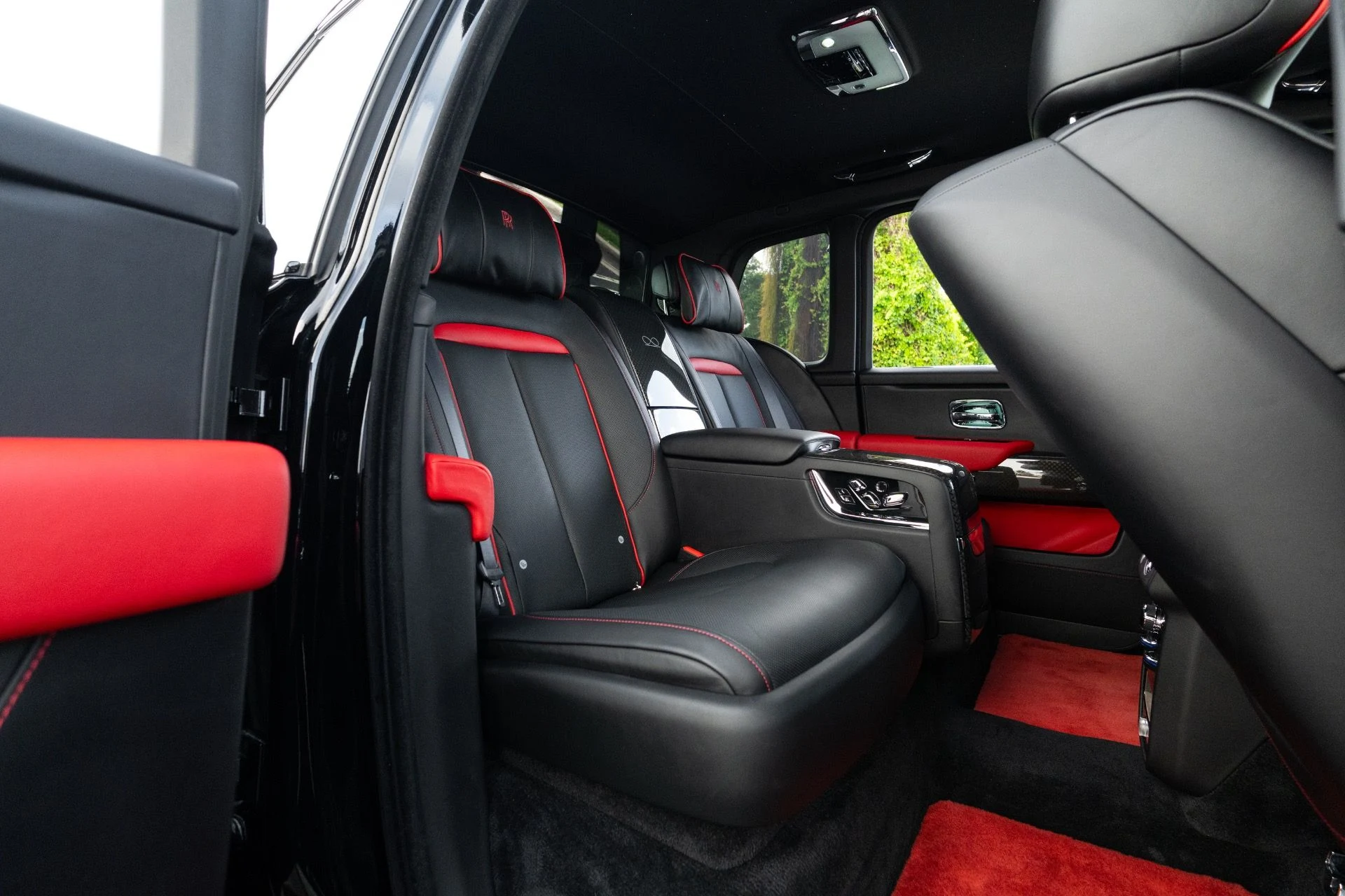 mph079_3452098274_Used_2022_Rolls_Royce_Black_Badge_Cullinan_1776130891_8b437ccef5