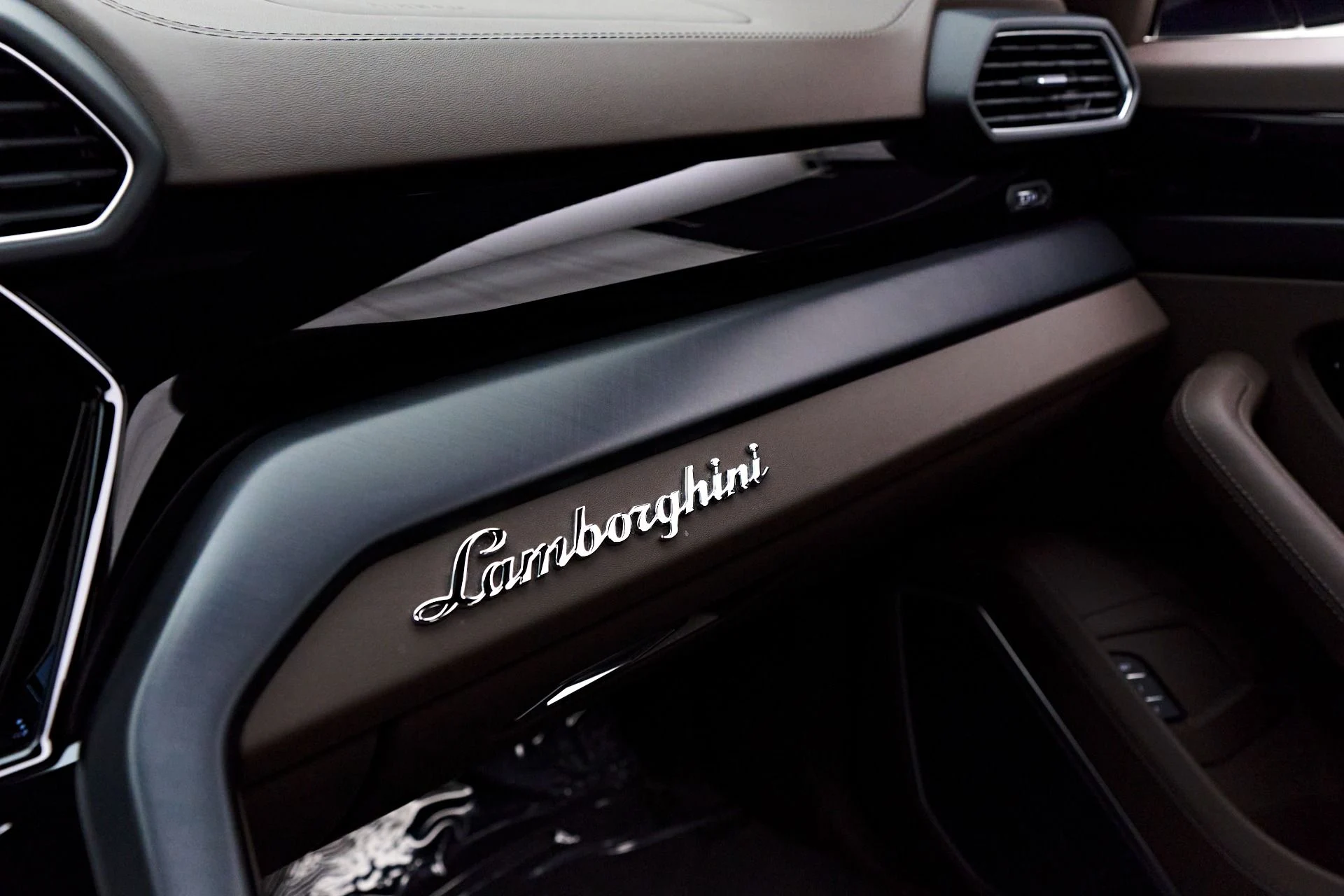 mph079_3582766303_Used_2021_Lamborghini_Urus_1710035335_ef47a788e5