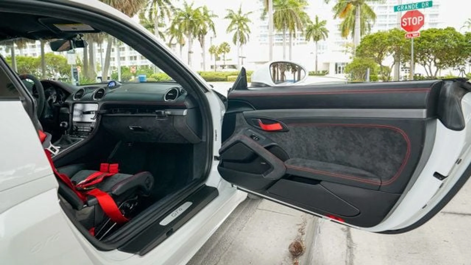 mph079_3682289294_used_2020_porsche_718_cayman_gt4coupe_14354_22875819_80_640_19b453e8b1