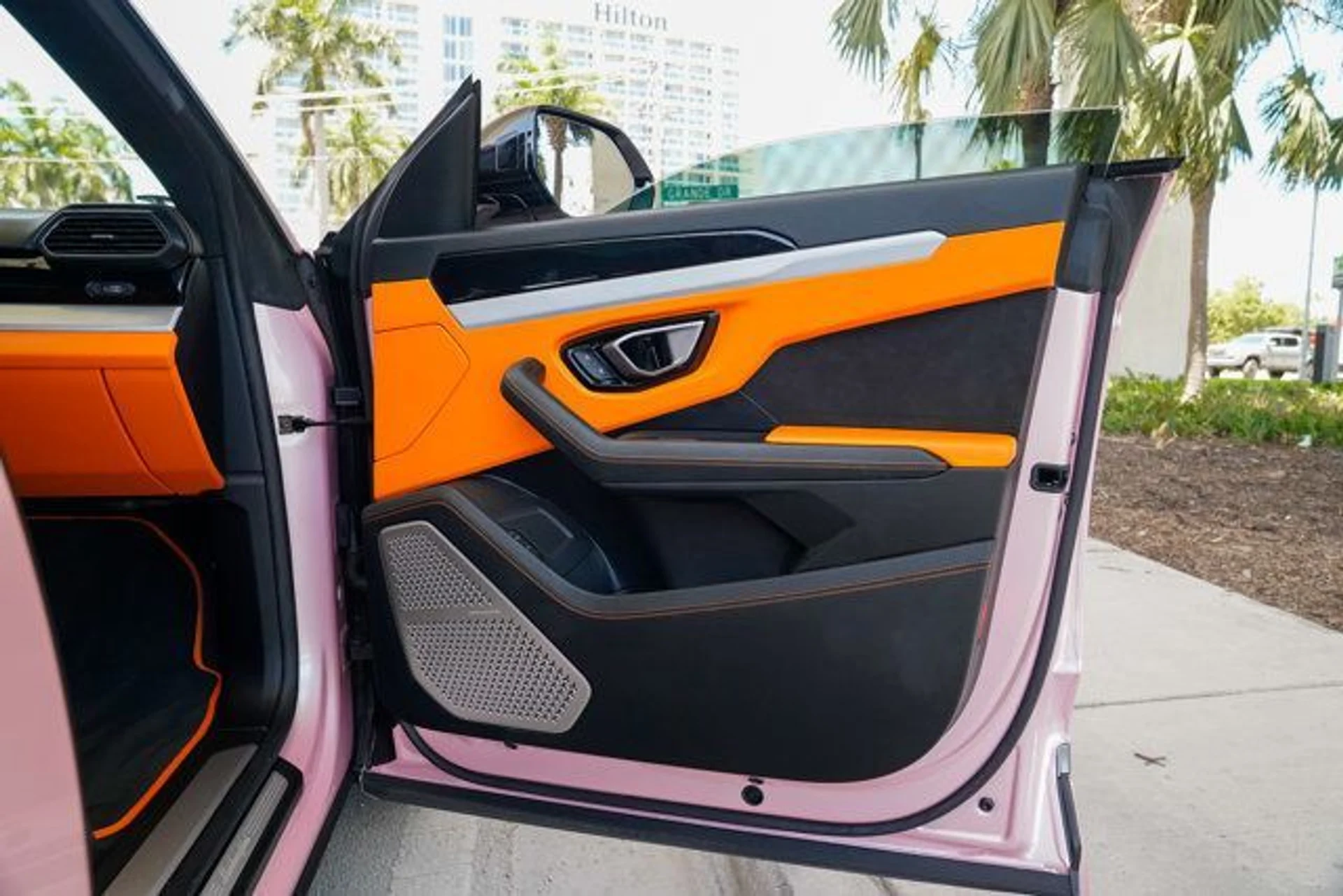 mph079_3702904813_used_2021_lamborghini_urus_awd_14354_22713615_80_640_c217276cac