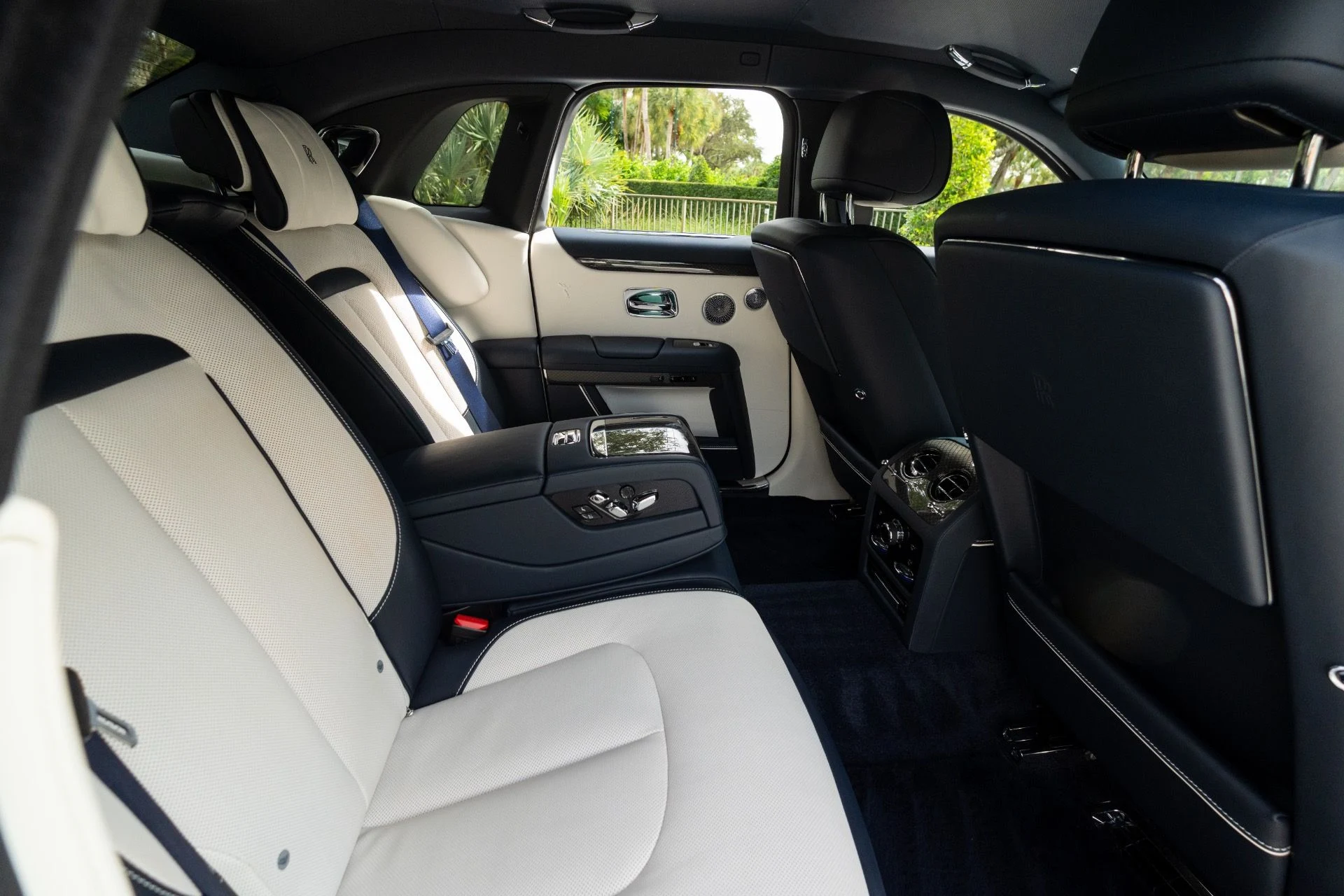 mph079_3903209277_Used_2023_Rolls_Royce_Black_Badge_Ghost_1765569637_ff0bbf4685