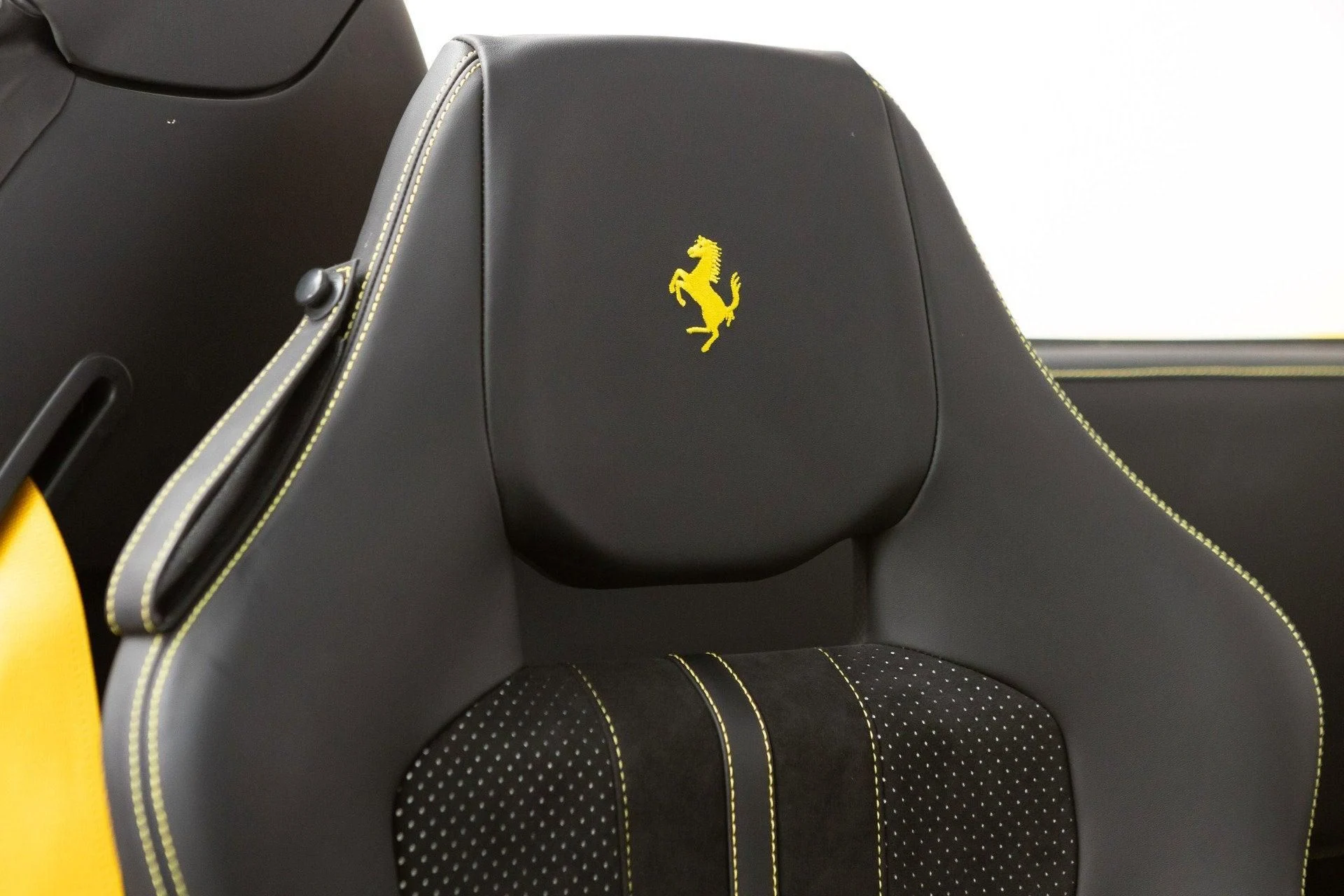 mph079_3968570347_Used_2021_Ferrari_F8_Spider_1778334435_dd2c3e958c