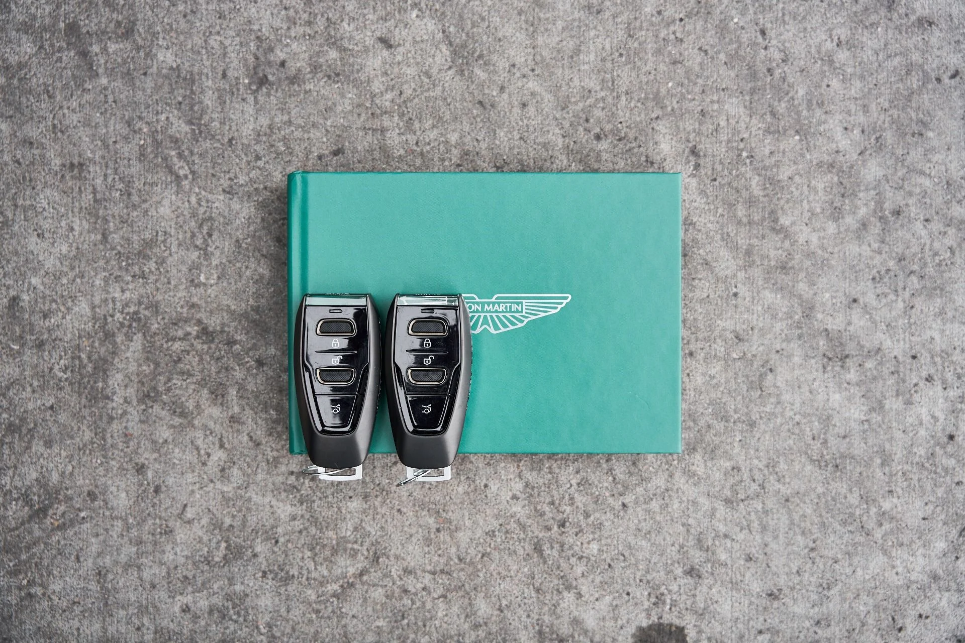 mph079_769362171_Used_2025_Aston_Martin_DBX_707_1766785453_e4f1cdb1f8