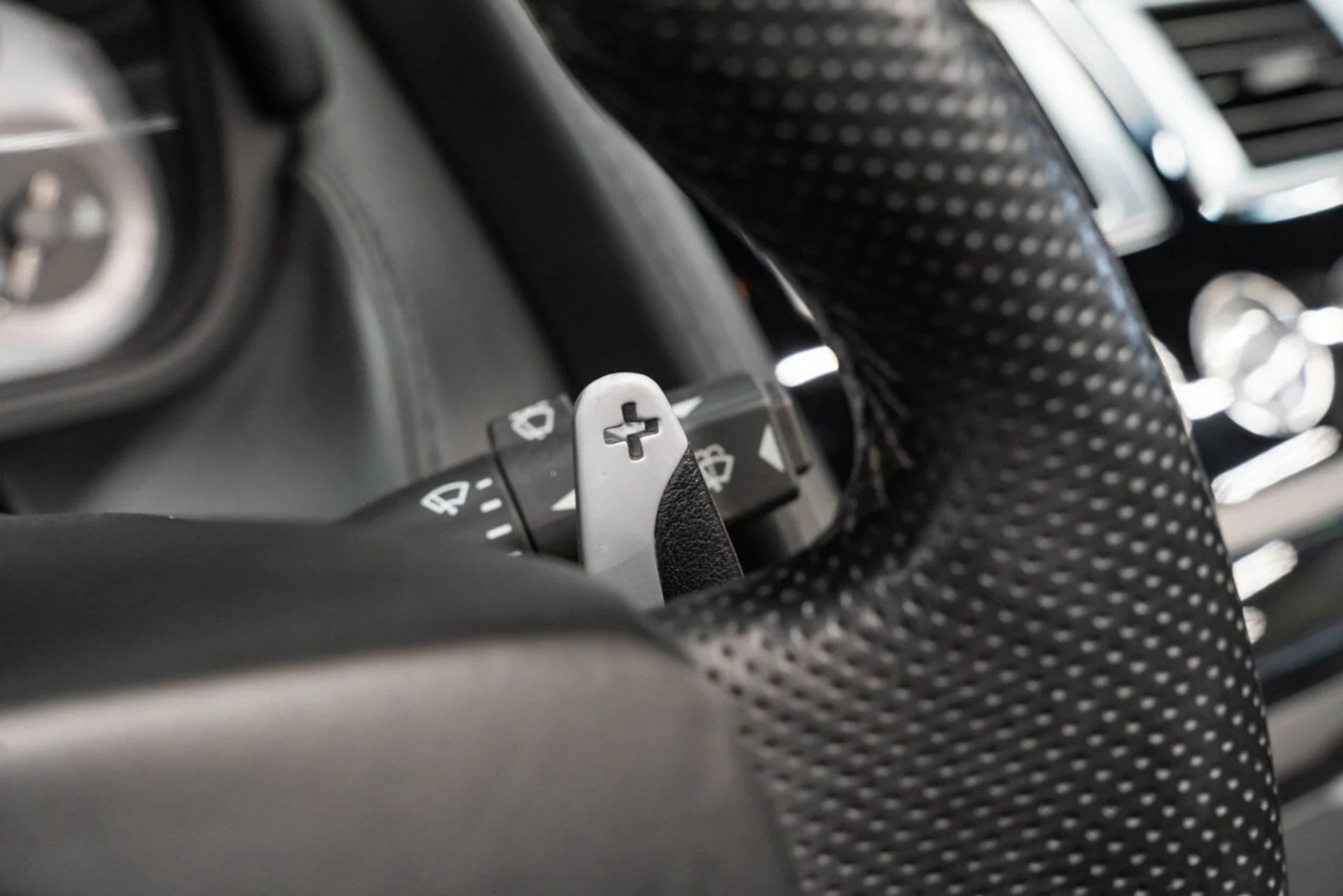 mph080_1889637525_aston_martin_vantage_2008_01d9bb8602