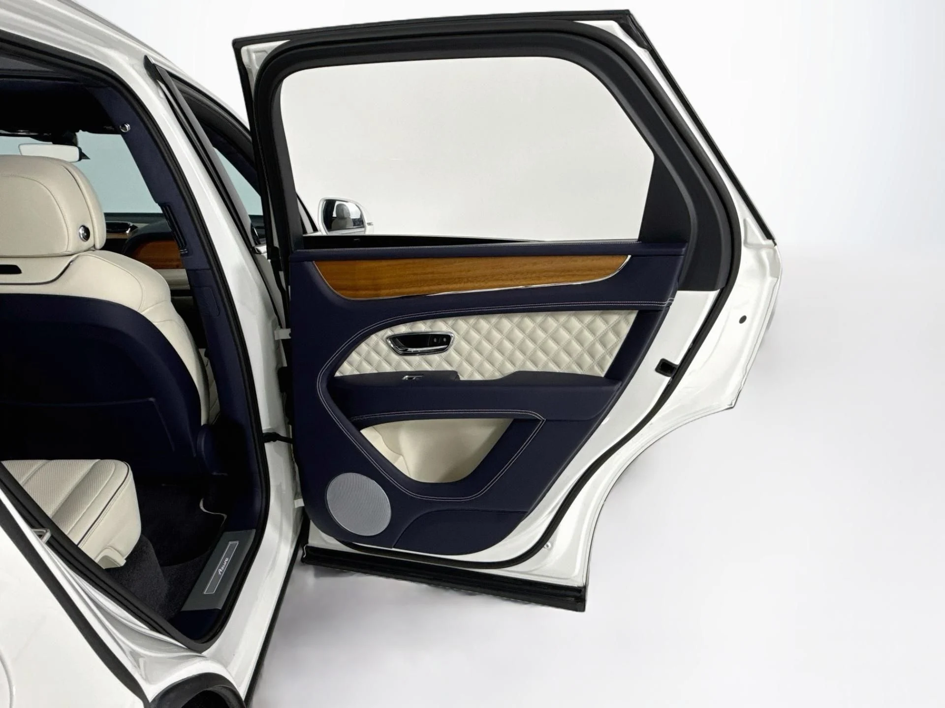 mph080_2138086882_Used_2023_Bentley_Bentayga_Azure_1793142090_96508866bb
