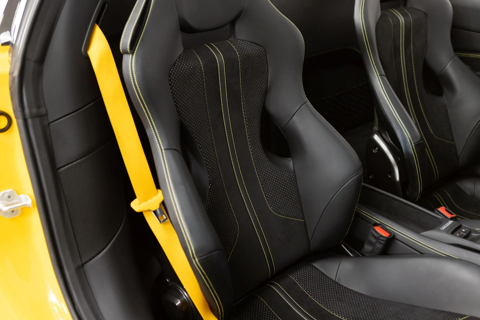 mph080_334555631_Used_2021_Ferrari_F8_Spider_1778270114_8162854849