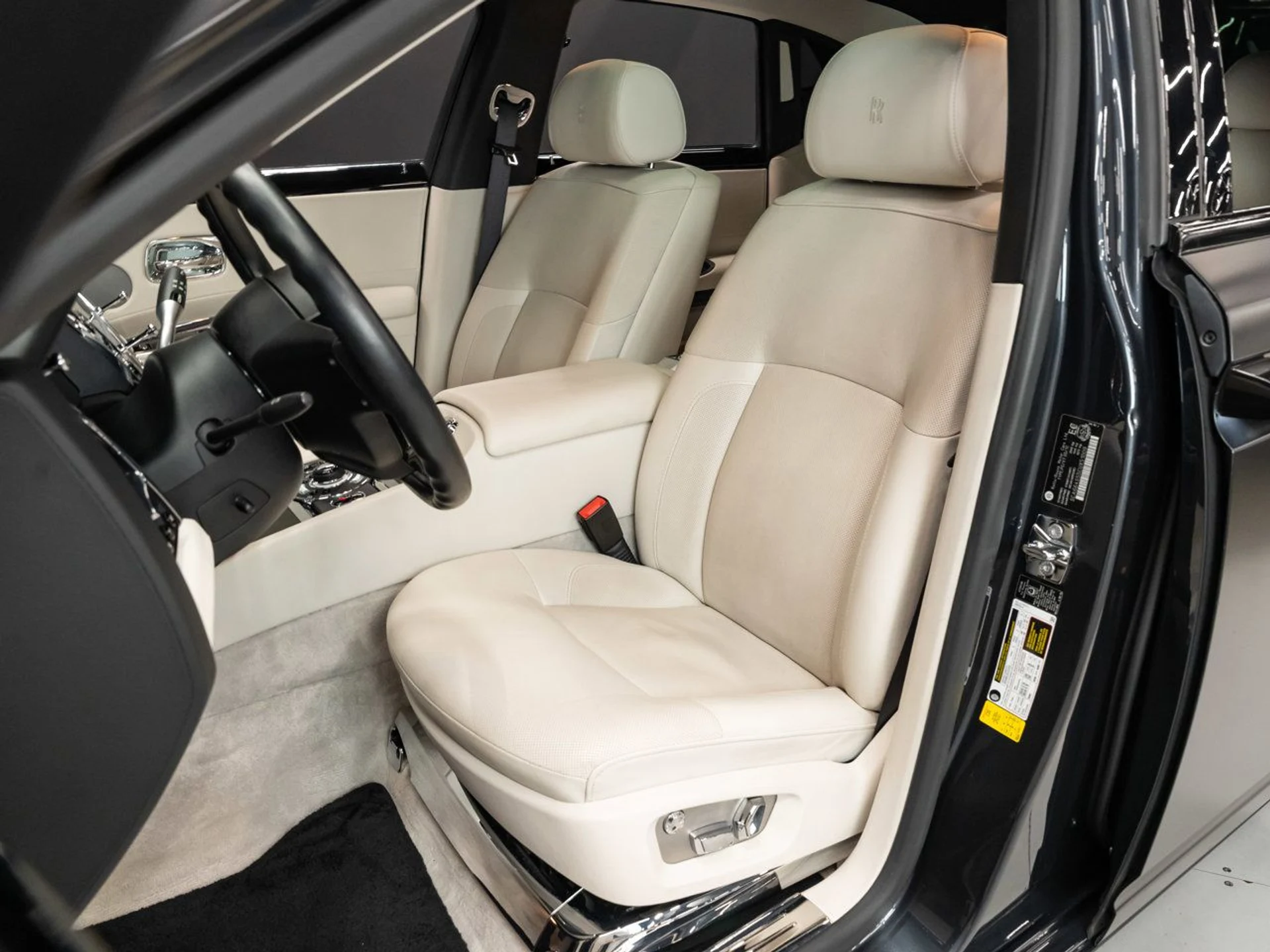 mph081_1415872169_rolls_royce_ghost_2012_a6a6a115f8