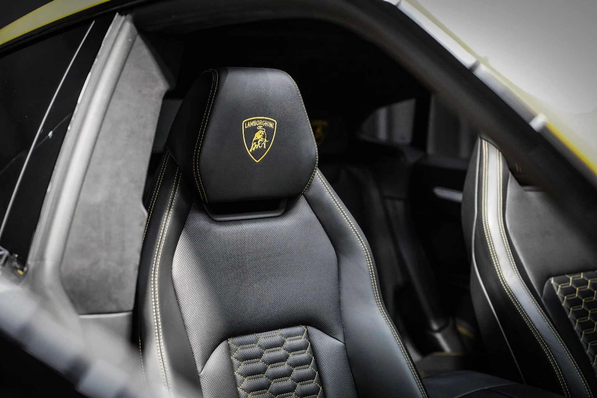 mph081_2021216317_37414663_02077_2020_lamborghini_urus_097_5378acbd4f