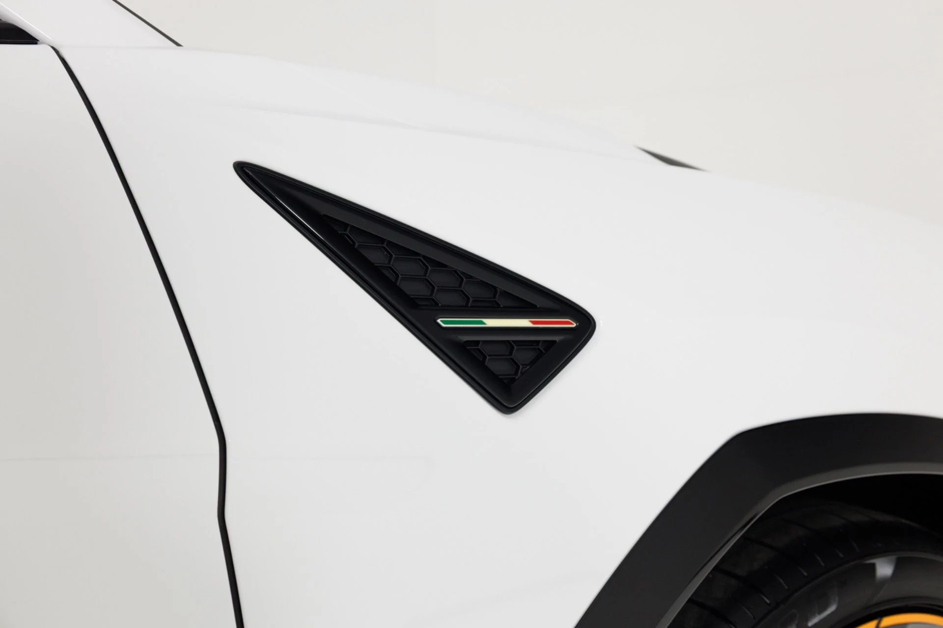 mph081_2274952470_Used_2024_Lamborghini_Urus_S_1775674860_491fb43329