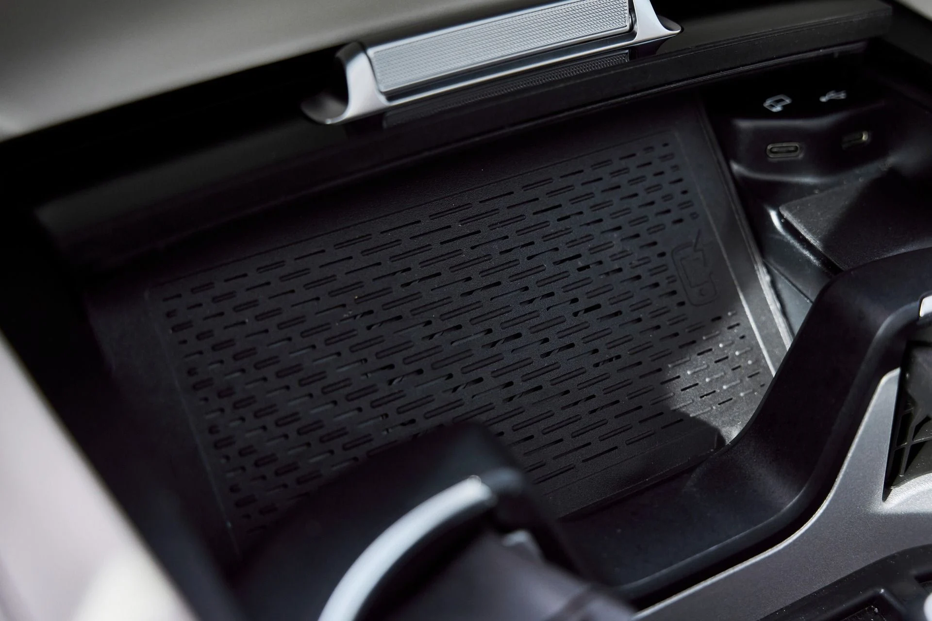 mph081_2839397100_Used_2022_Mercedes_Benz_GLS_Maybach_GLS_600_1769655704_ca10220246