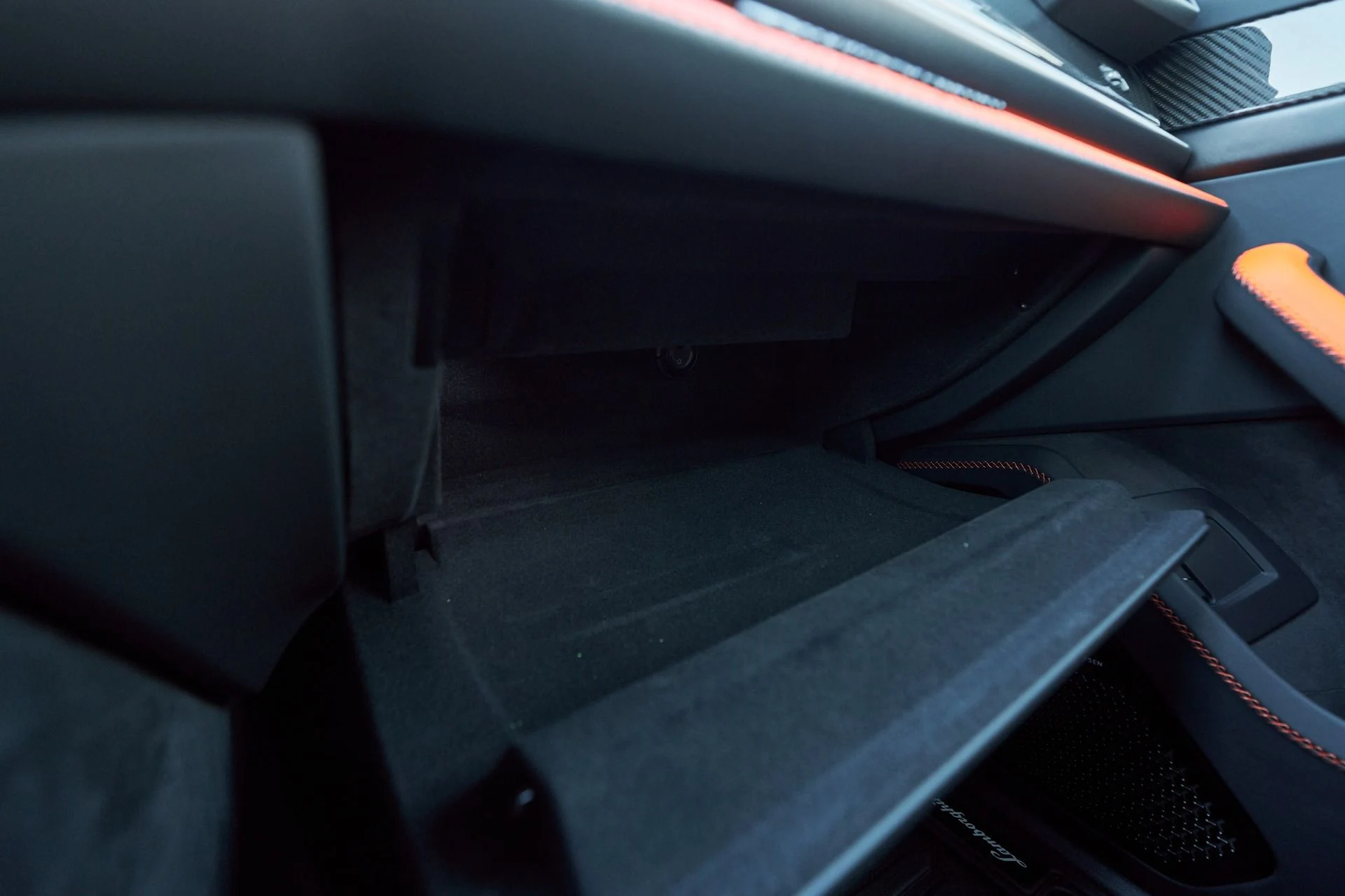 mph081_3060125357_Used_2025_Lamborghini_Urus_SE_1763680399_cb11dcdc9e