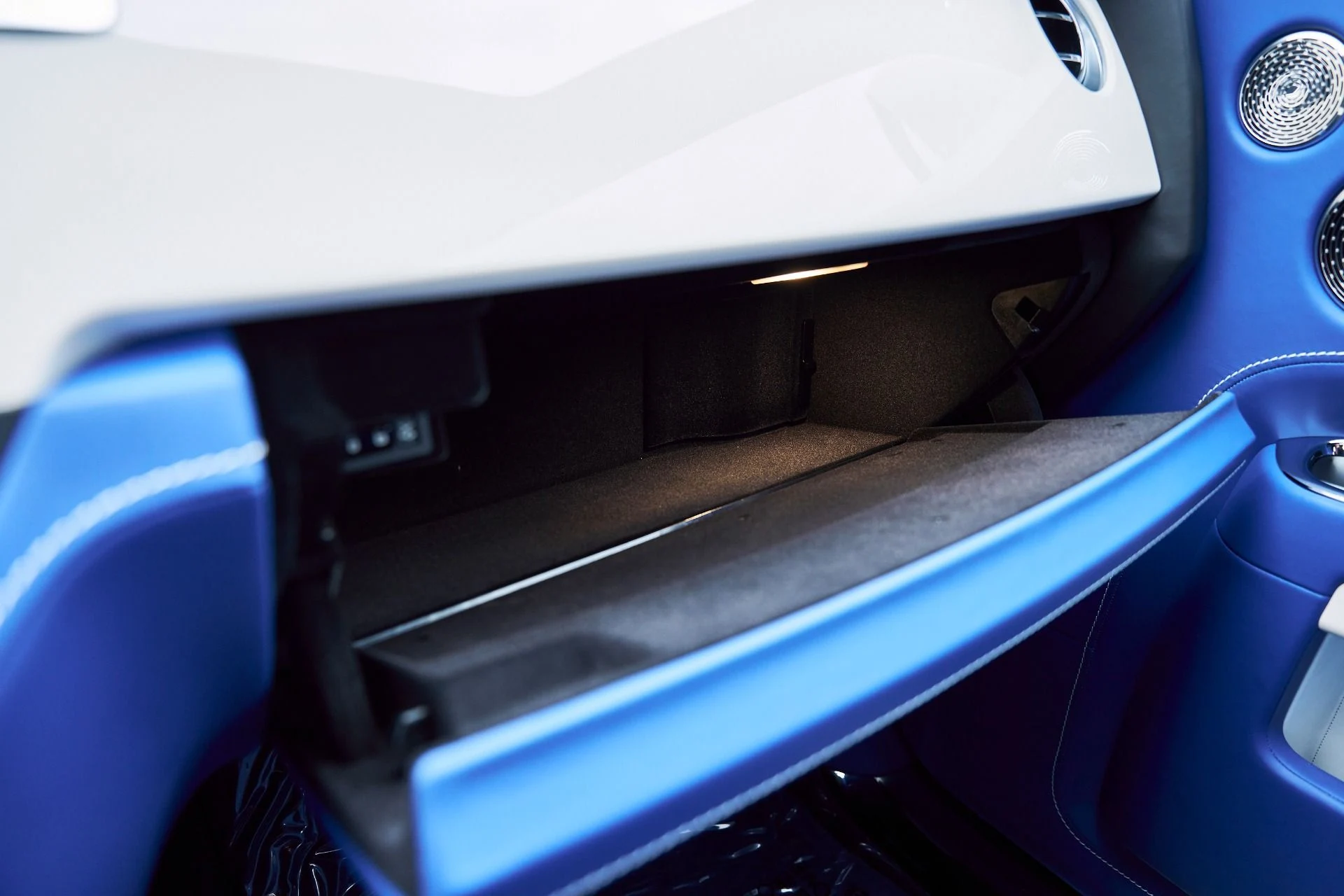 mph081_3674220145_Used_2019_Rolls_Royce_Ghost_Base_1767224409_b4a4364a76