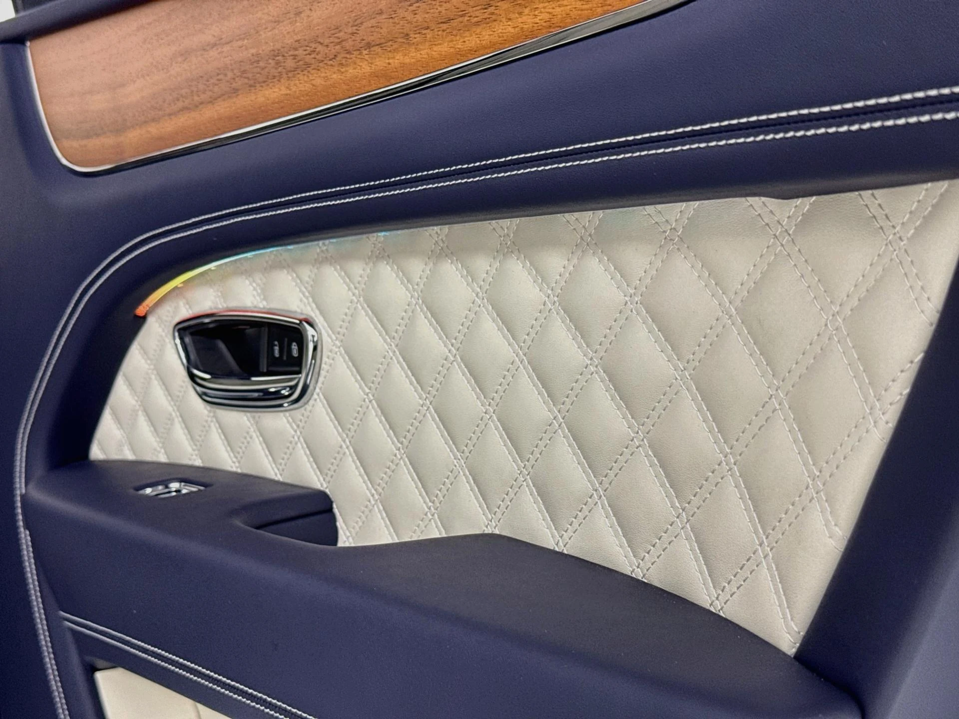 mph081_4252689665_Used_2023_Bentley_Bentayga_Azure_1793142090_18cf51bc8c