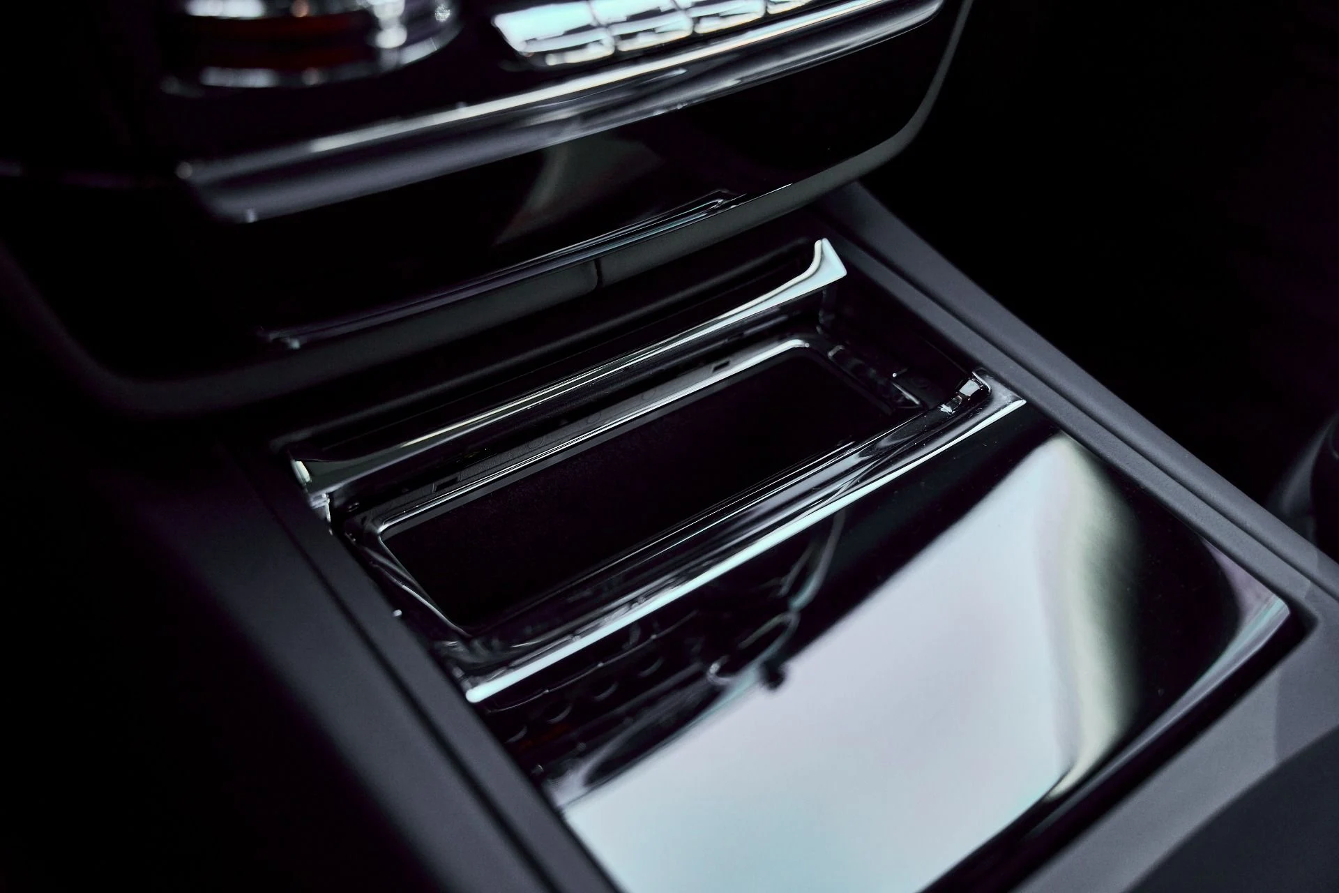 mph082_1470546538_Used_2024_Rolls_Royce_Phantom_Base_1770700178_43470ceb4b