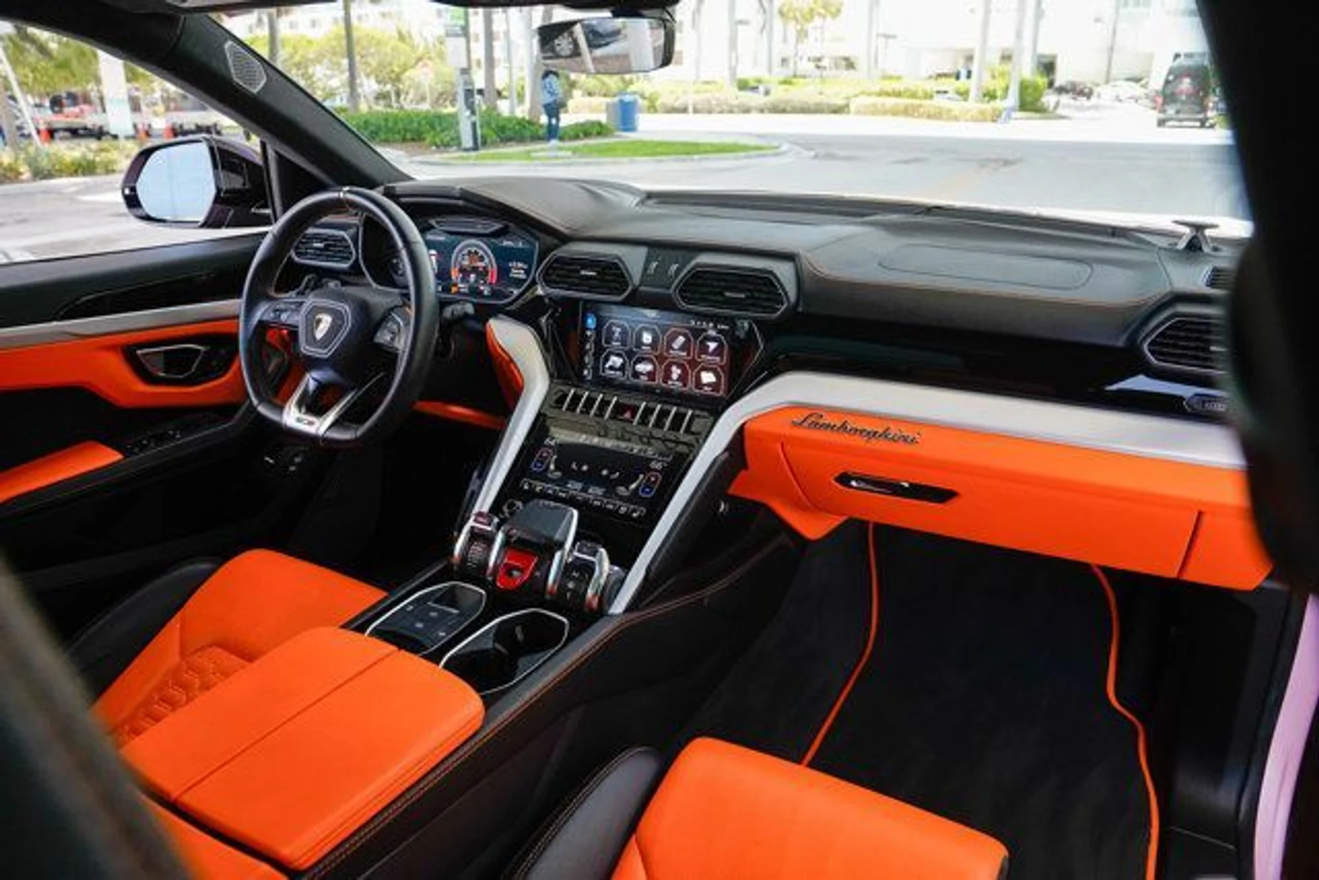 mph082_1889084857_used_2021_lamborghini_urus_awd_14354_22713615_83_640_b455e58f11