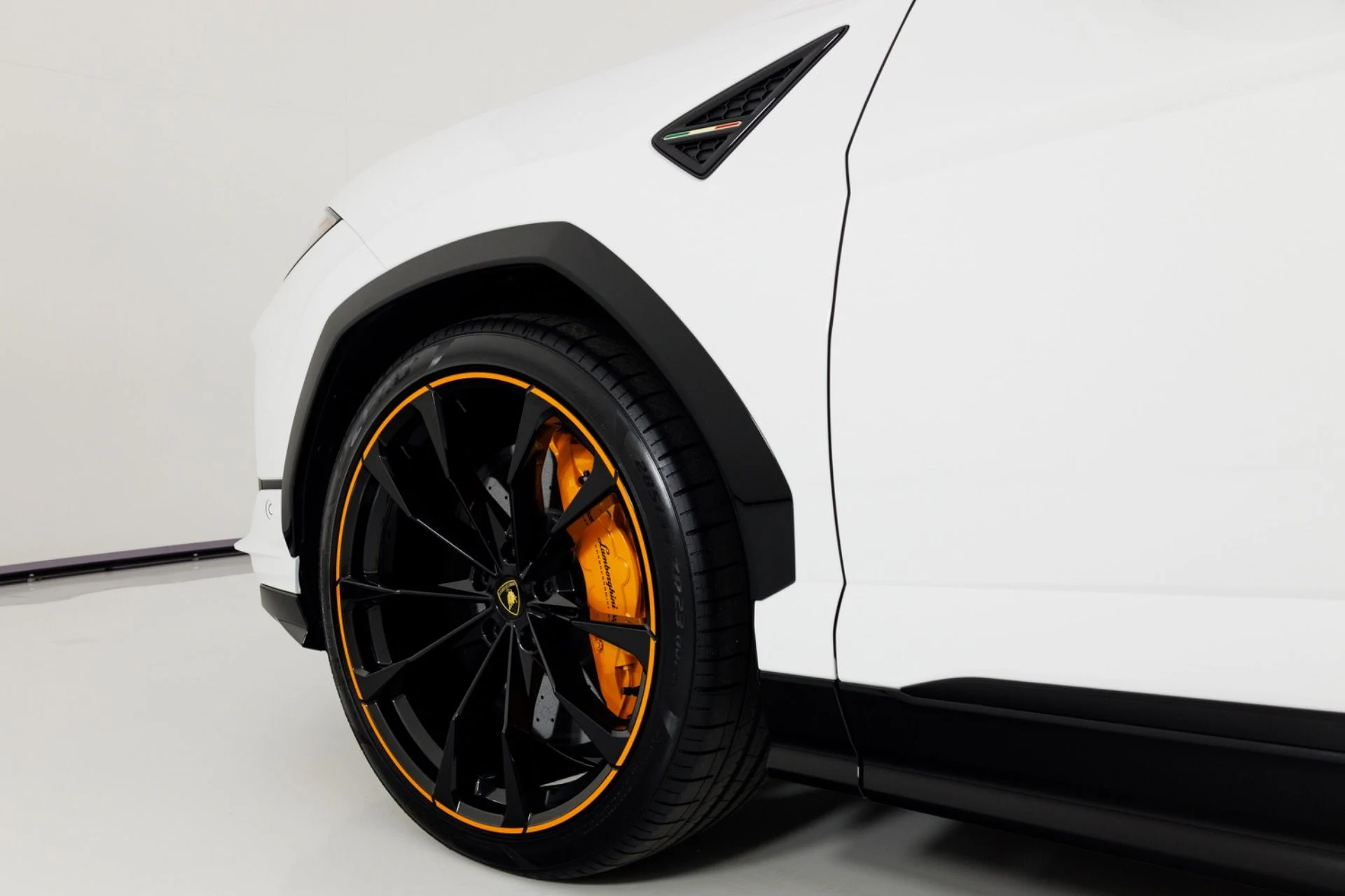 mph082_1970132807_Used_2024_Lamborghini_Urus_S_1775674860_6b483b3d90