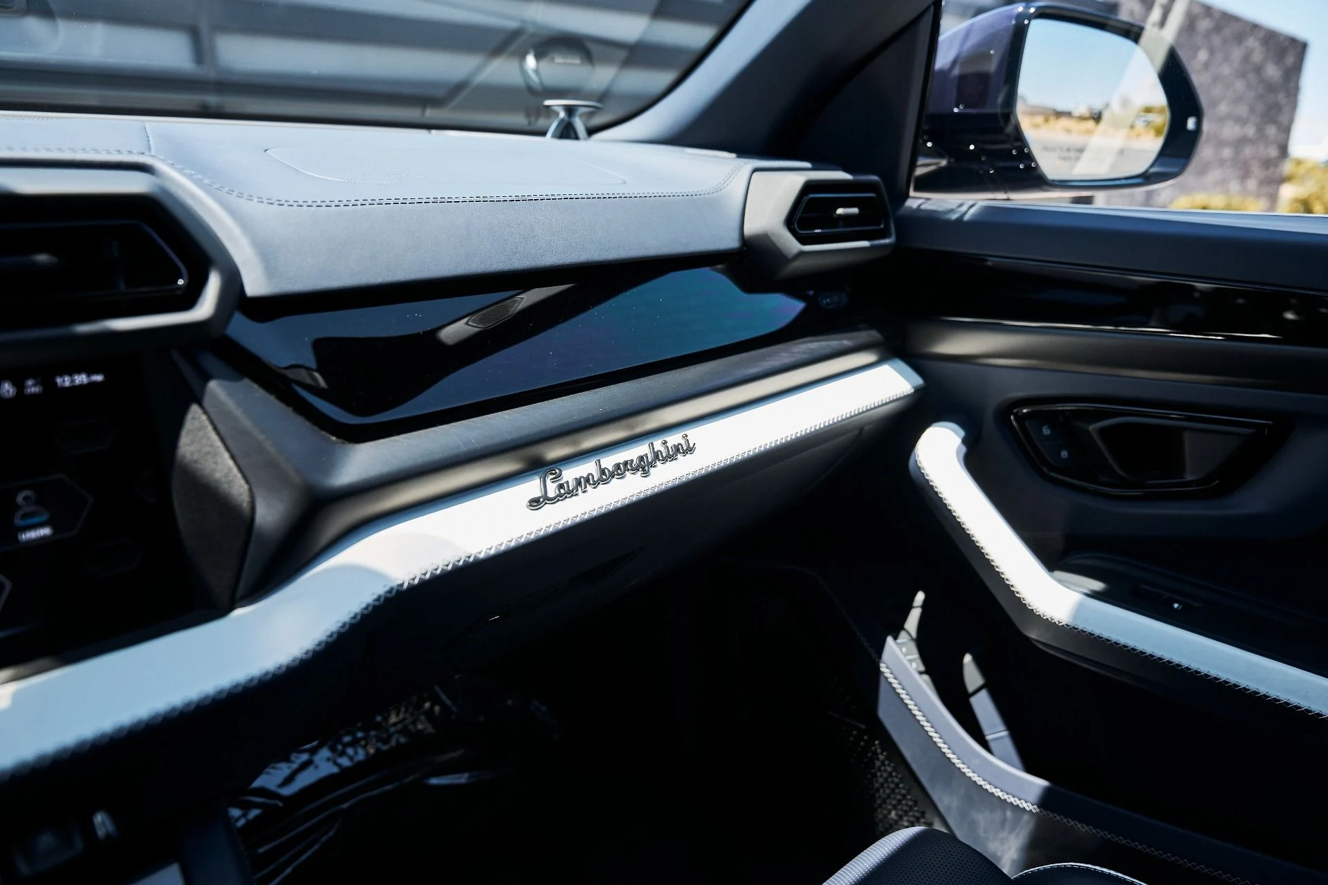 mph082_2152779157_Used_2025_Lamborghini_Urus_SE_1780417883_f6f5772c3f