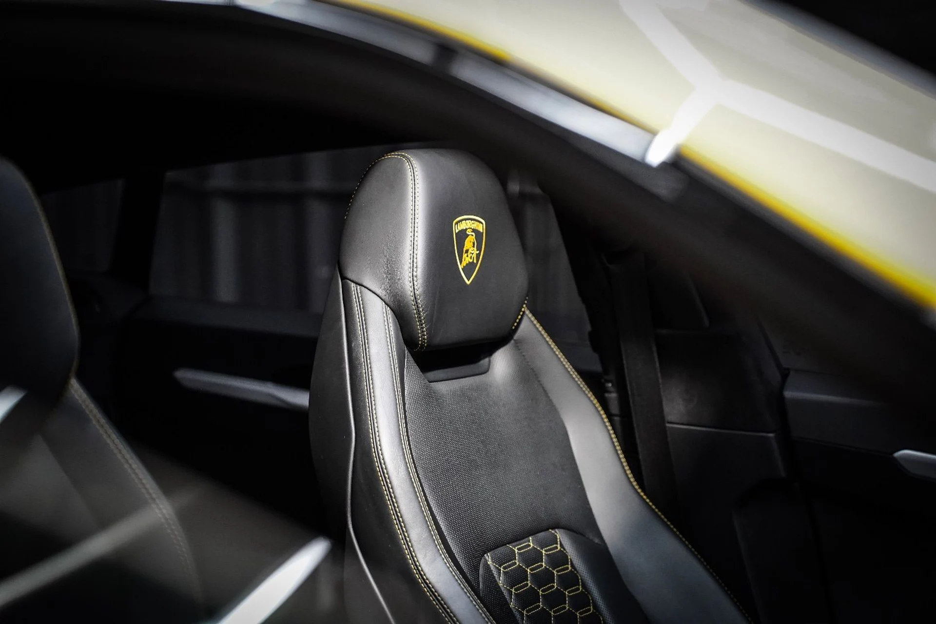 mph082_2273975378_37414663_01376_2020_lamborghini_urus_098_5918040e4a