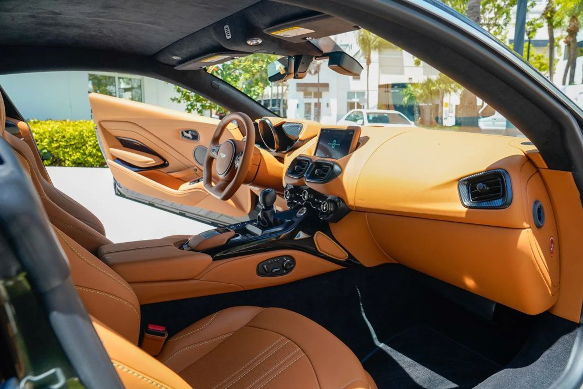 mph082_2369736683_used_2021_aston_martin_vantage_coupemanual_14354_22900621_83_1024_616594300e