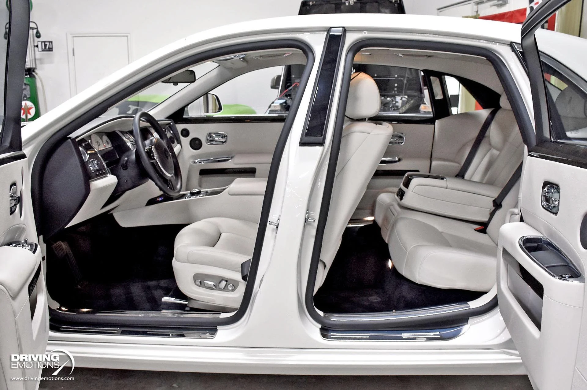 mph082_2415249935_872_p83_l_8f25b2c361