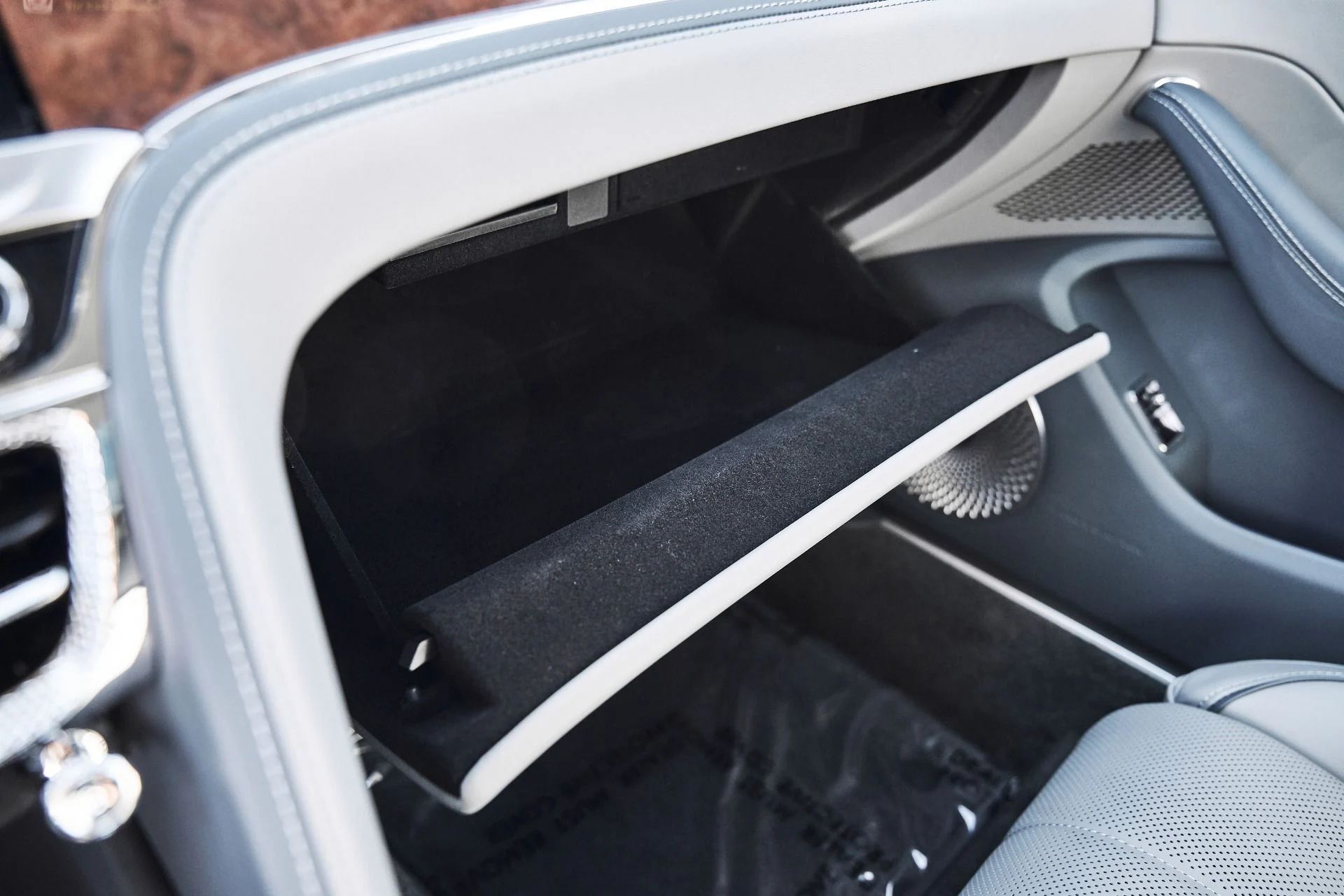 mph082_2417199031_Used_2026_Bentley_Flying_Spur_V8_1775613391_9a496aa819