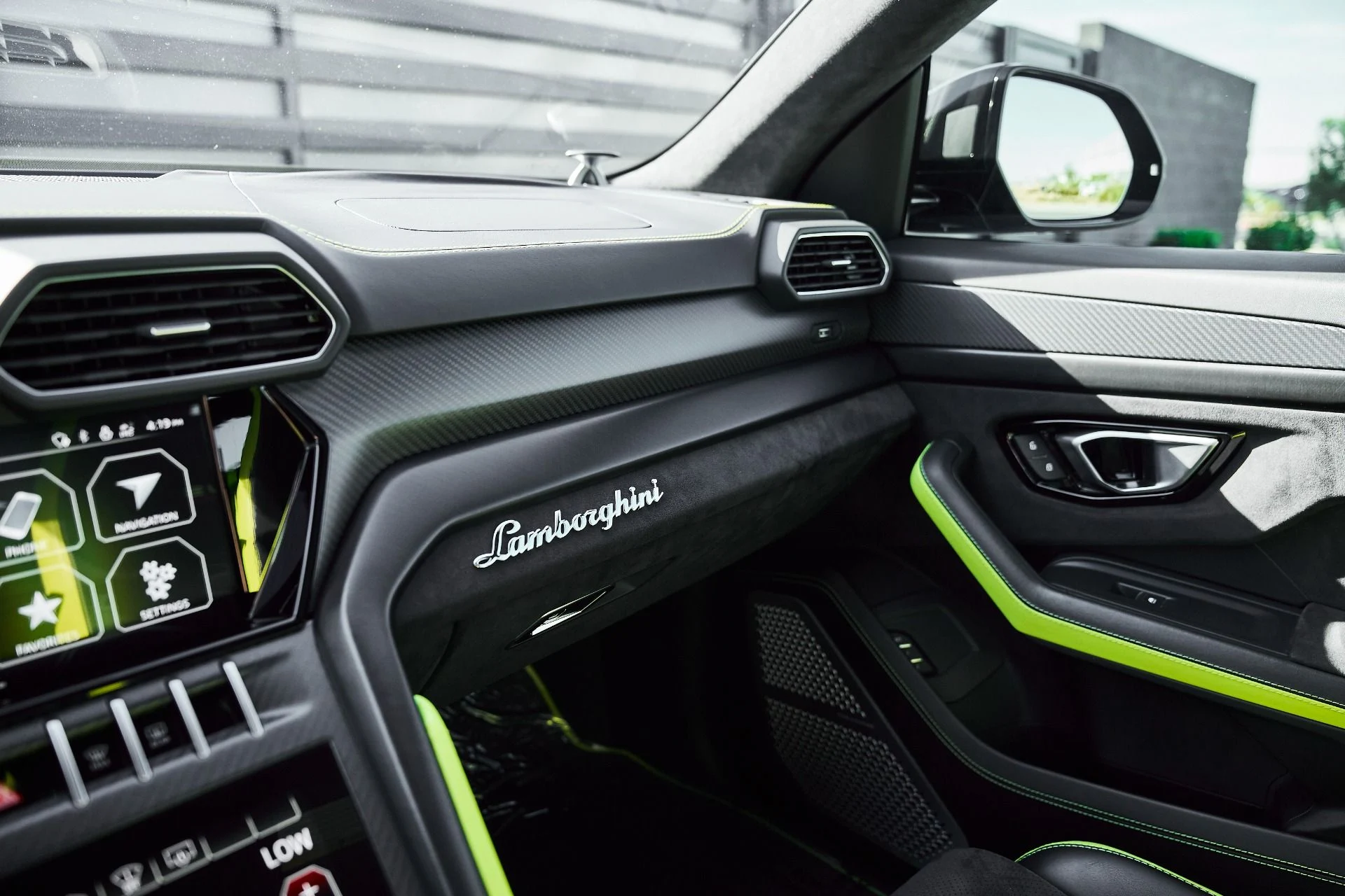 mph082_267666041_Used_2022_Lamborghini_Urus_1774548729_79d2f183fe