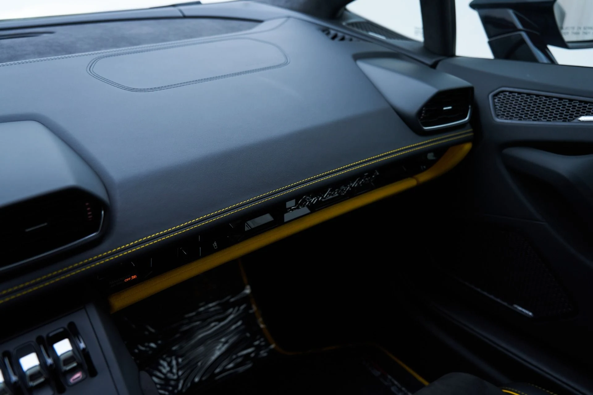 mph082_3365506999_Used_2024_Lamborghini_Huracan_1793135649_4bf1f97a73
