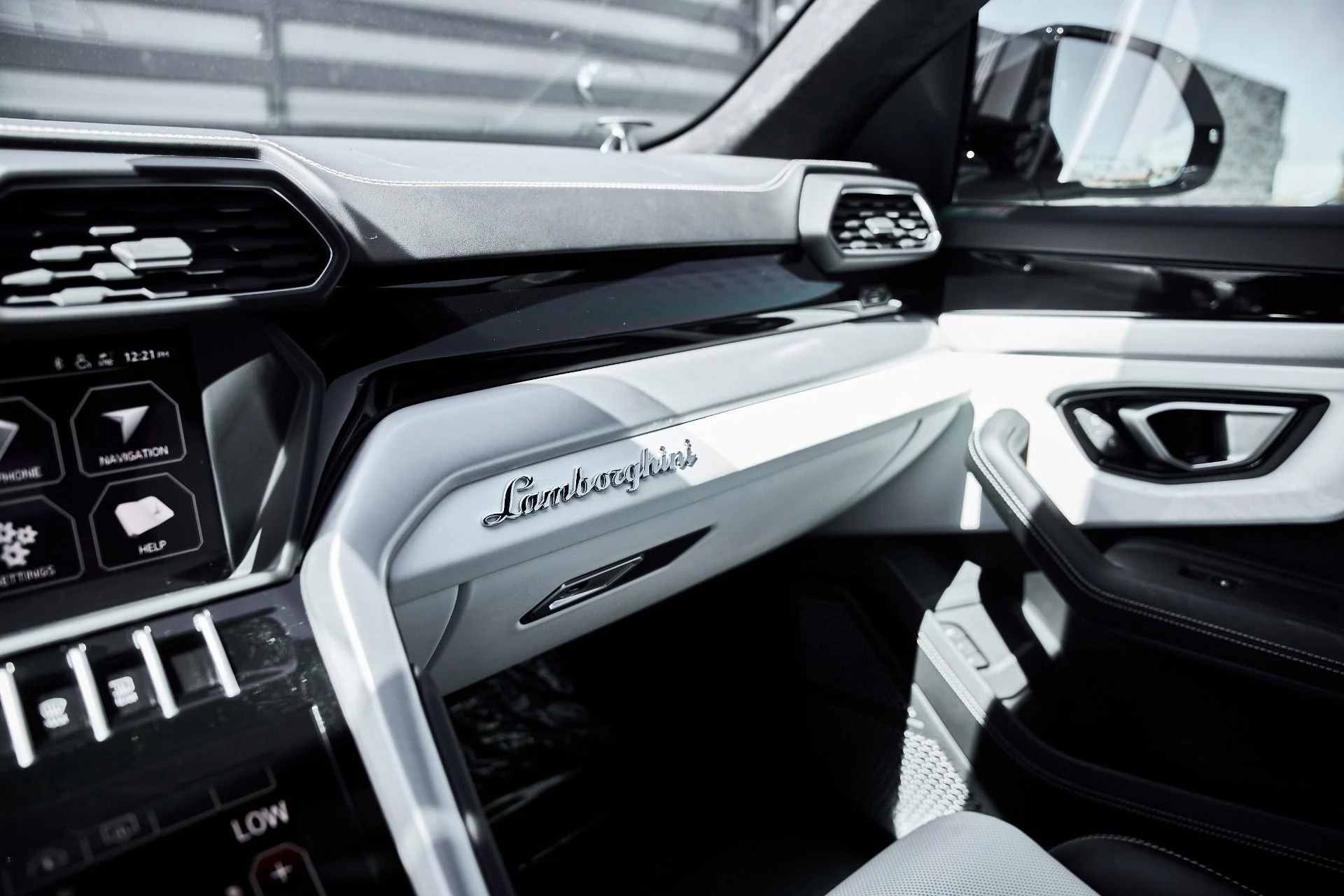 mph082_536534482_Used_2019_Lamborghini_Urus_Base_1776301947_46dd49feed