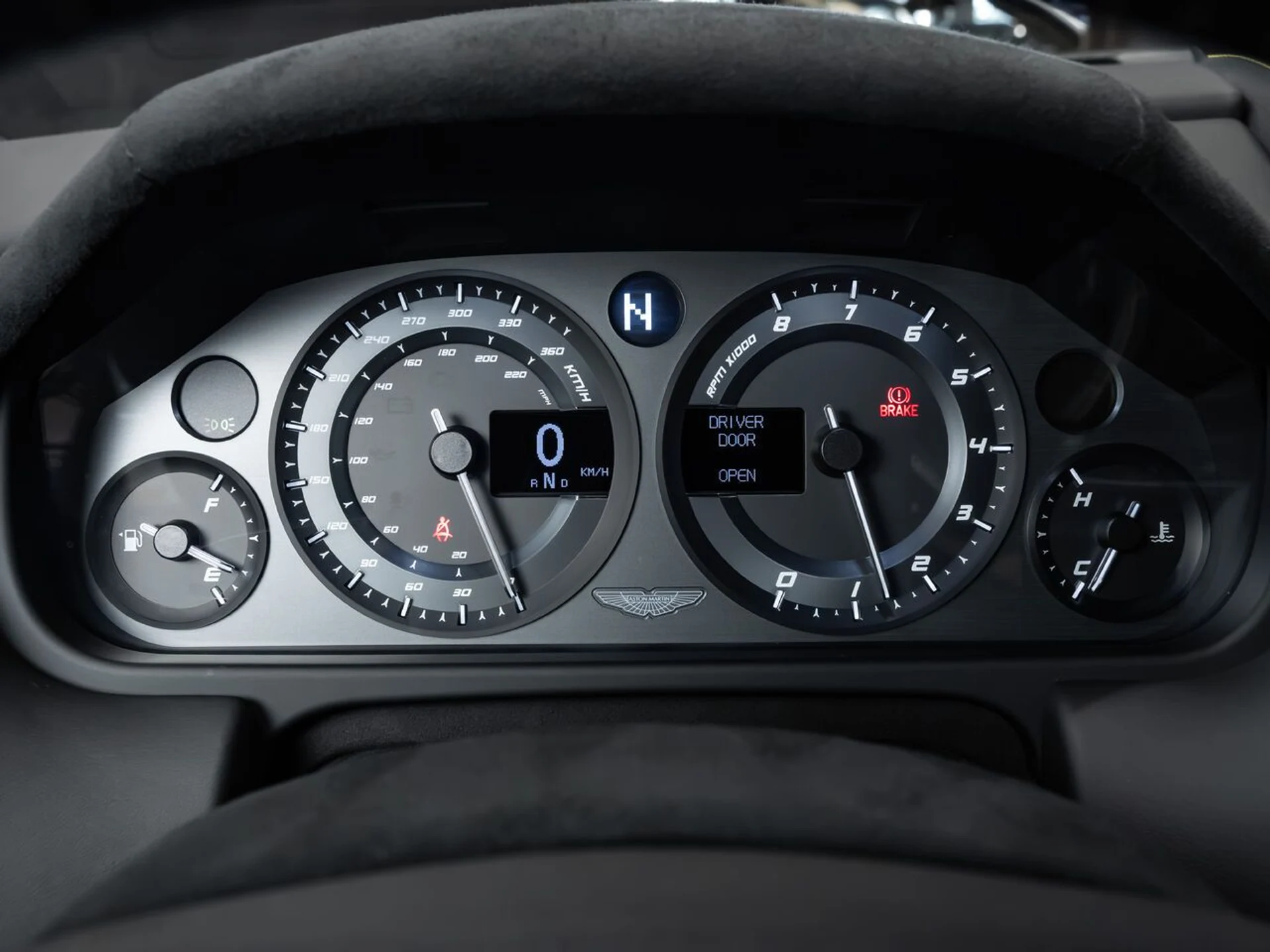 mph082_561818838_aston_martin_v8_vantage_2015_a338a3894f