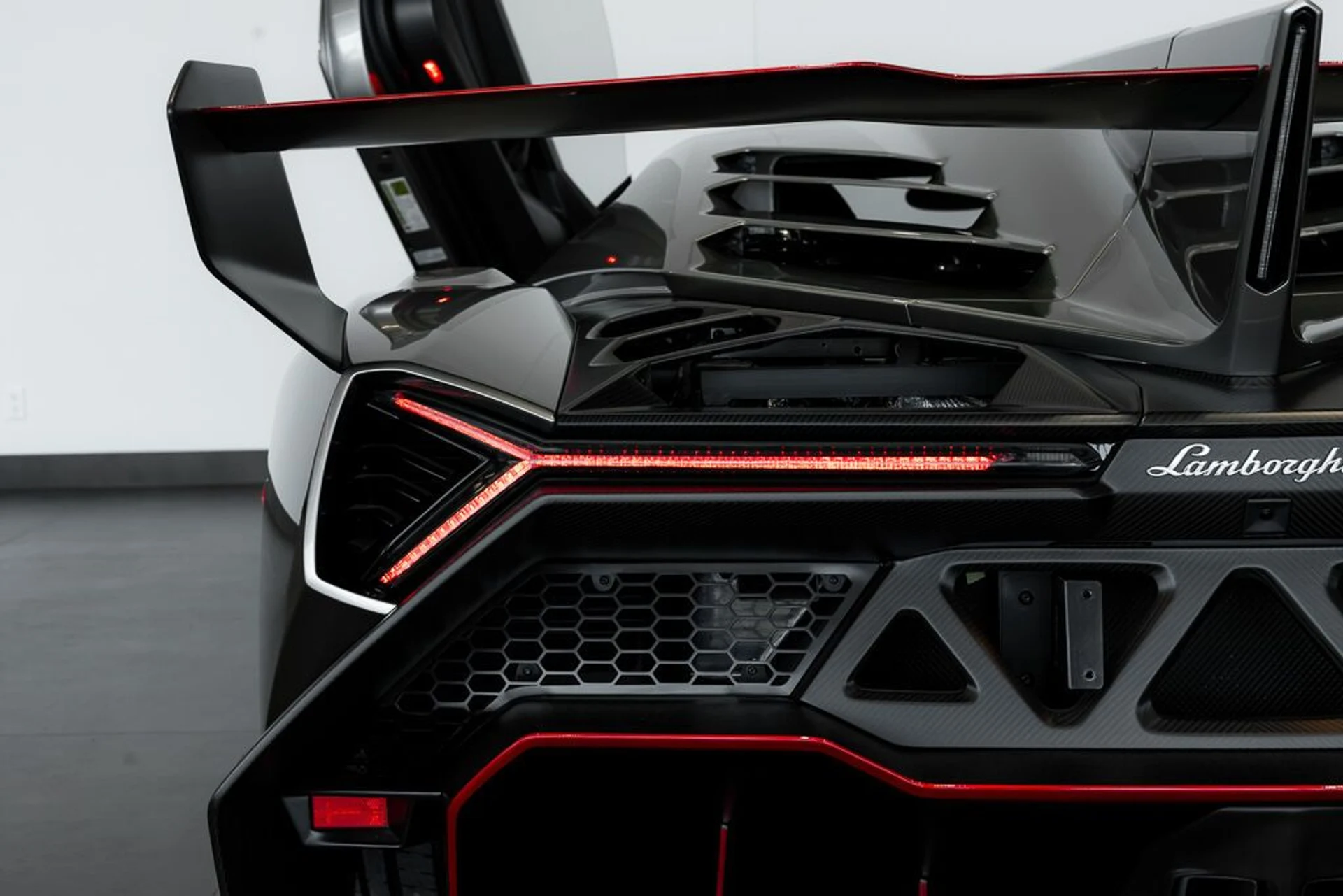 mph082_810674470_lamborghini_veneno_2014_jpg_v_1779988126_18a2056112