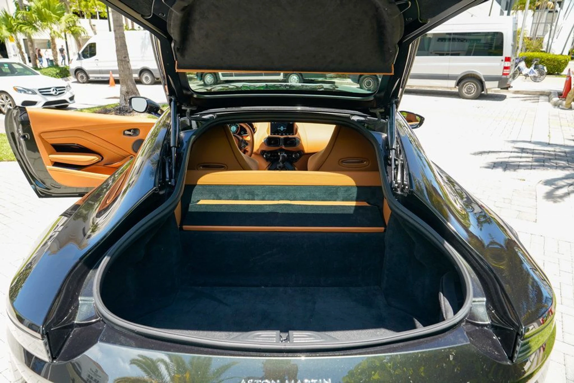 mph083_1060703624_used_2021_aston_martin_vantage_coupemanual_14354_22900621_84_1024_186fa2220f