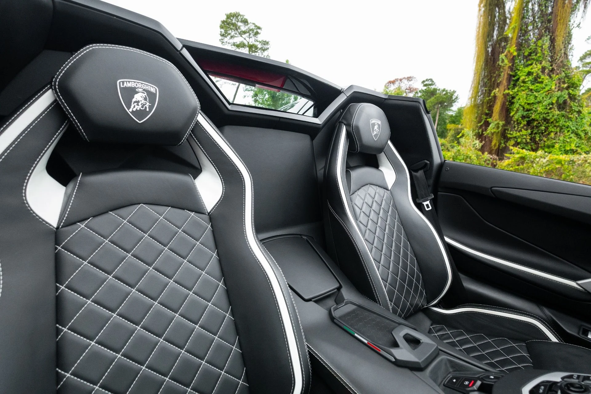 mph083_1095047197_Used_2018_Lamborghini_Aventador_Roadster_LP_740_4_S_1770343042_88e50152f0