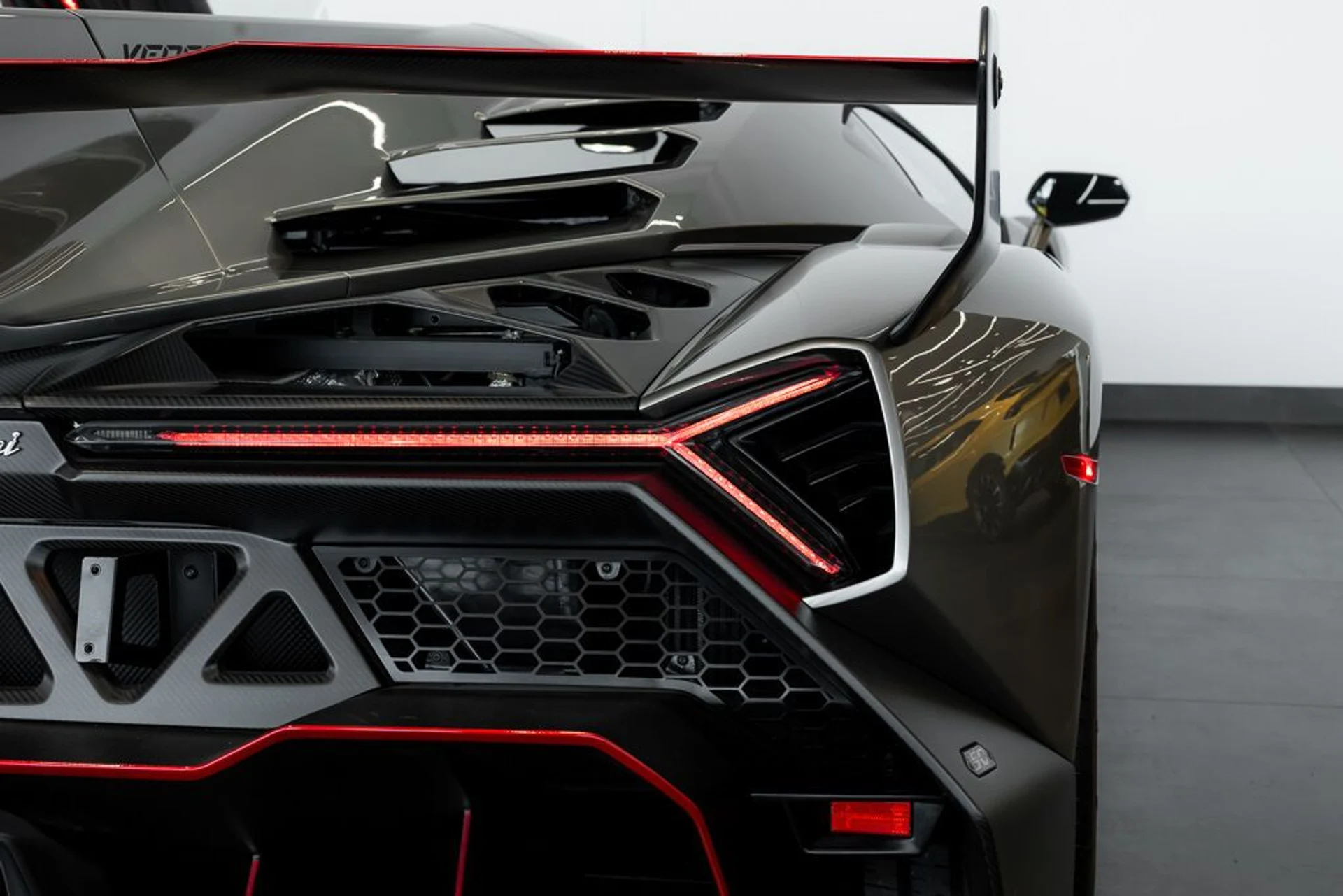 mph083_1888910771_lamborghini_veneno_2014_jpg_v_1779988126_9ffc8e02c8