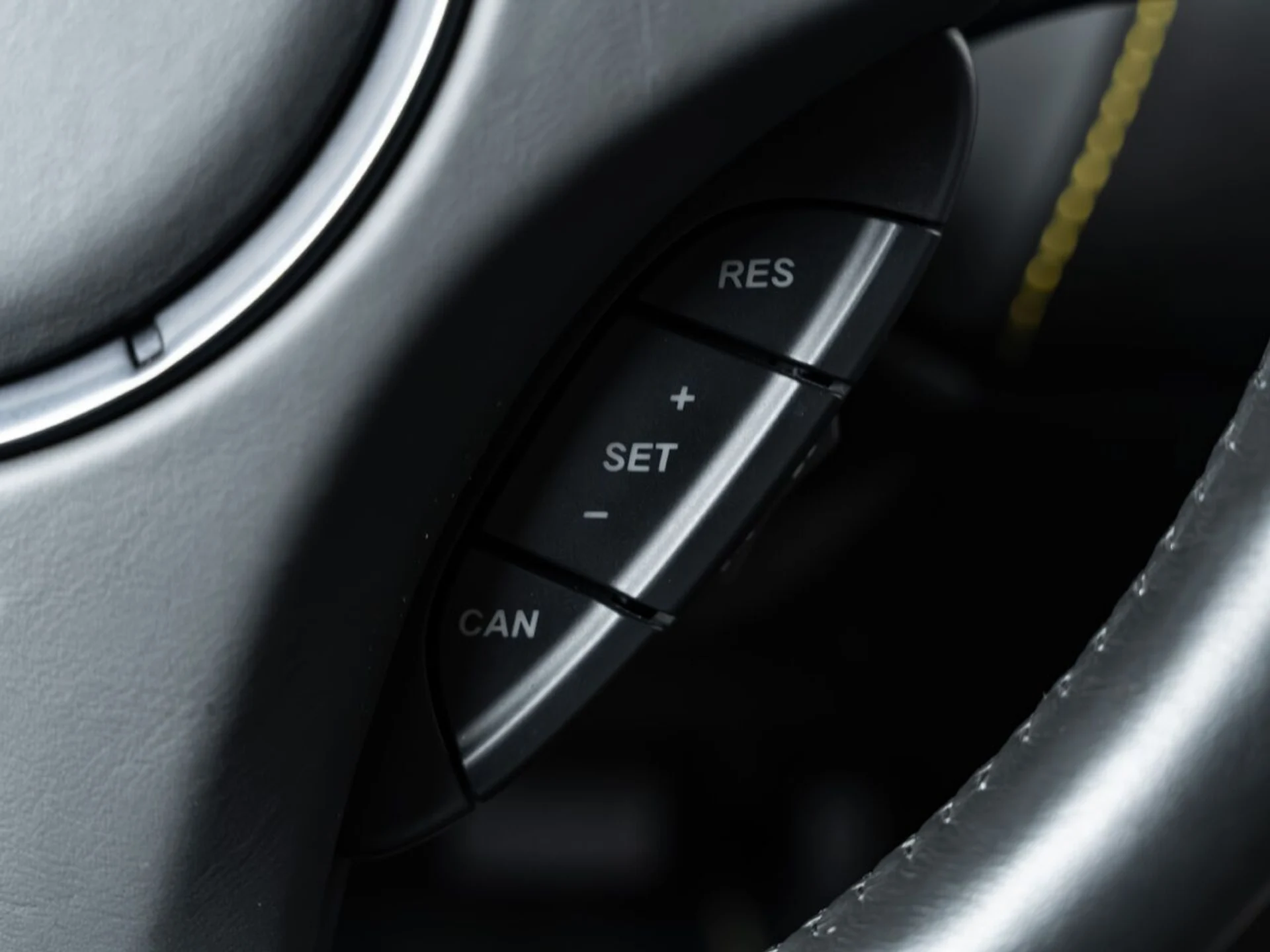 mph083_2204781060_aston_martin_v8_vantage_2015_444e0a213e