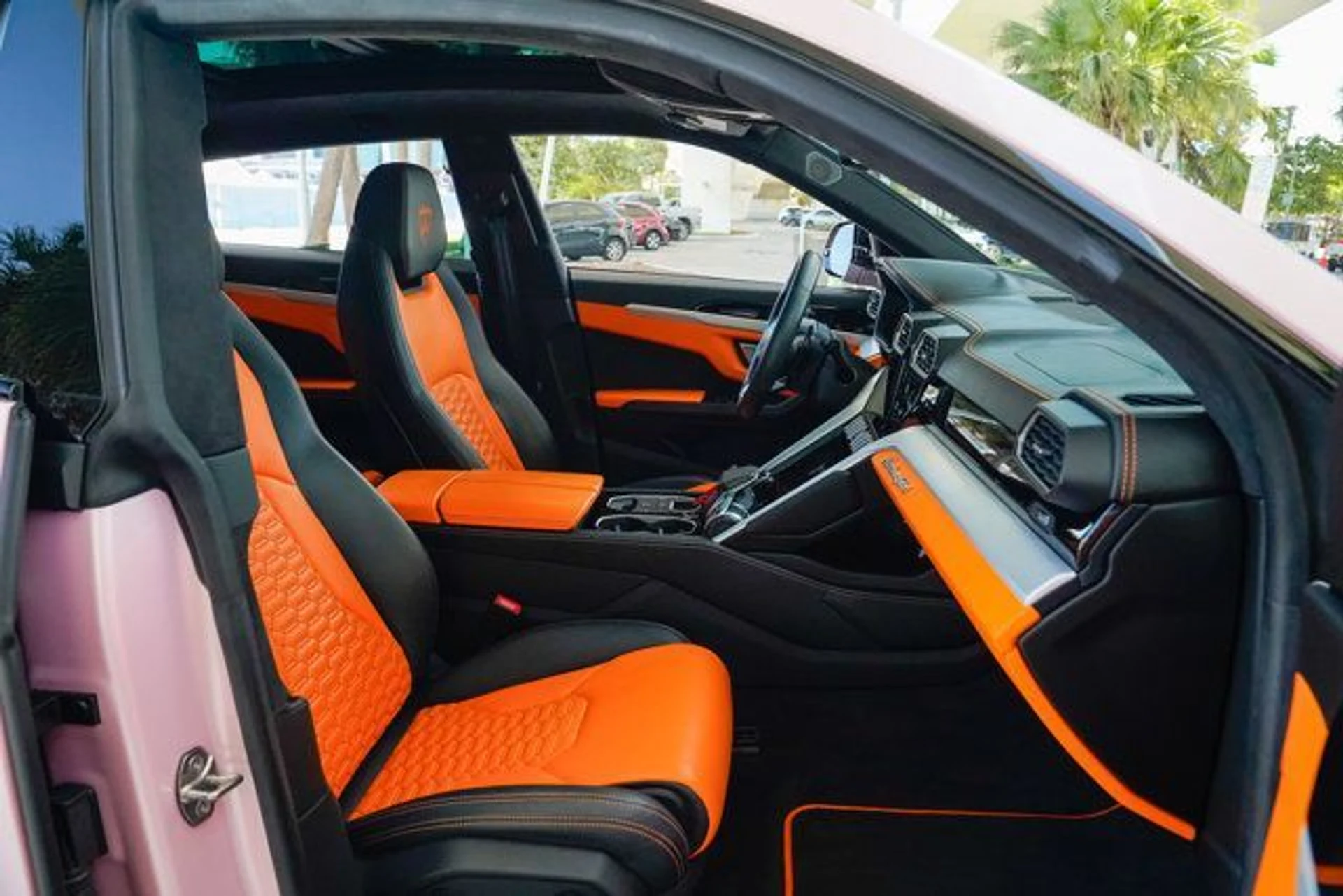 mph083_2288895700_used_2021_lamborghini_urus_awd_14354_22713615_84_640_9fa2ec0c44