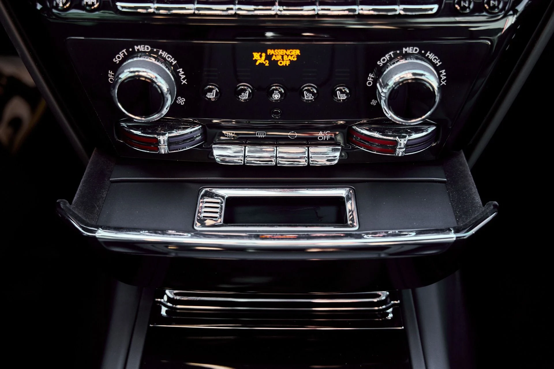 mph083_2578689897_Used_2024_Rolls_Royce_Phantom_Base_1770700179_57cb25815e