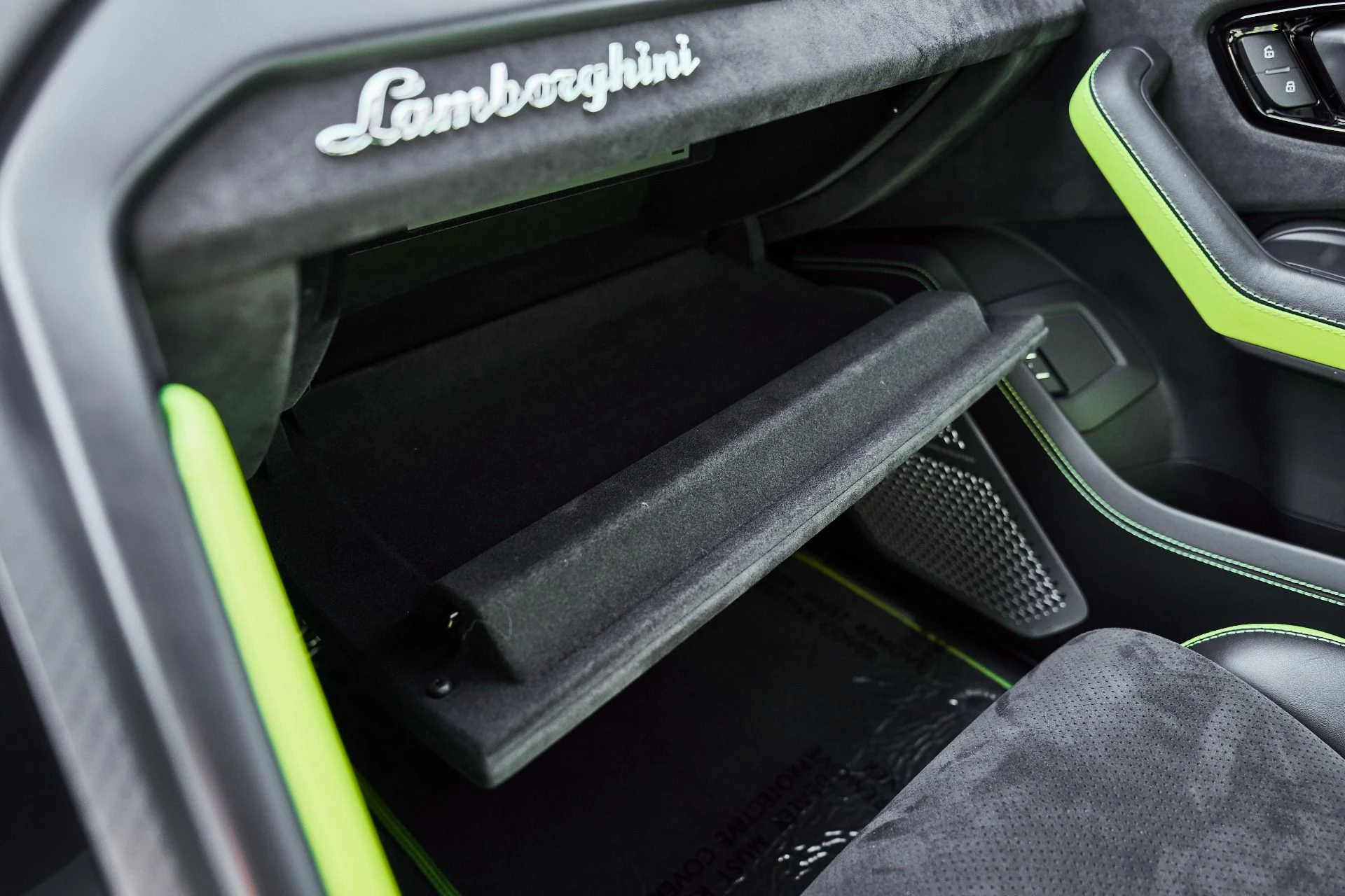 mph083_2834248336_Used_2022_Lamborghini_Urus_1774548731_0effbad5ce